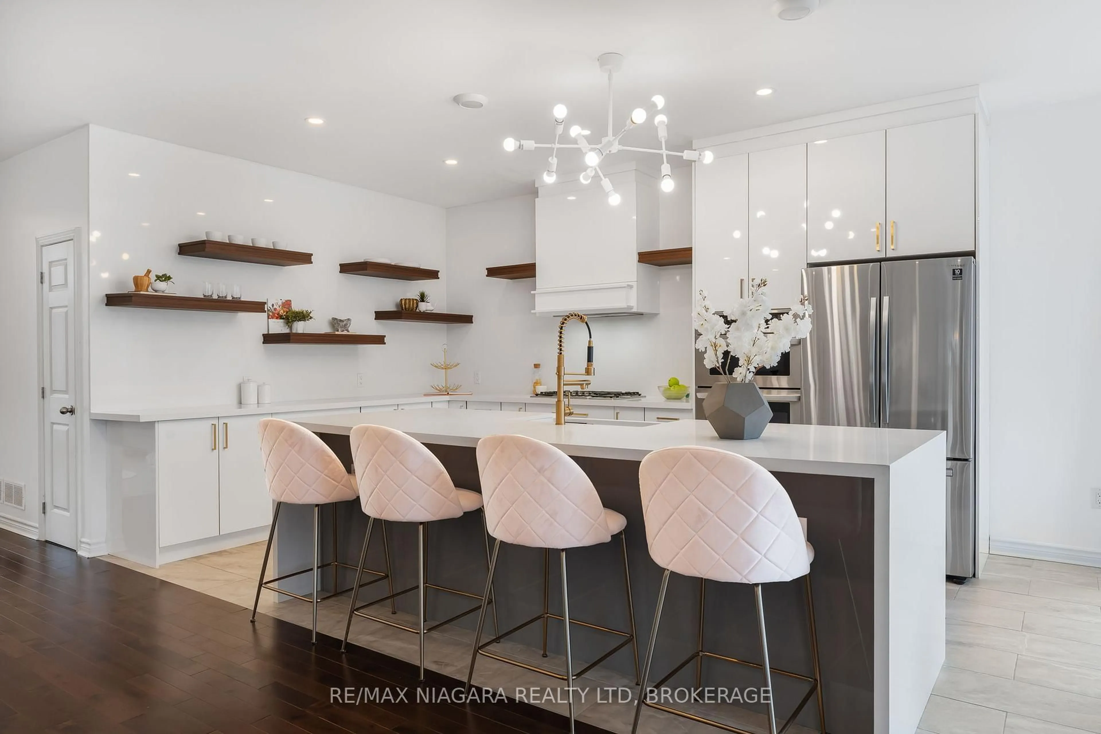 Contemporary kitchen, wood/laminate floor for 3157 Bethune Ave, Fort Erie Ontario L0S 1N0