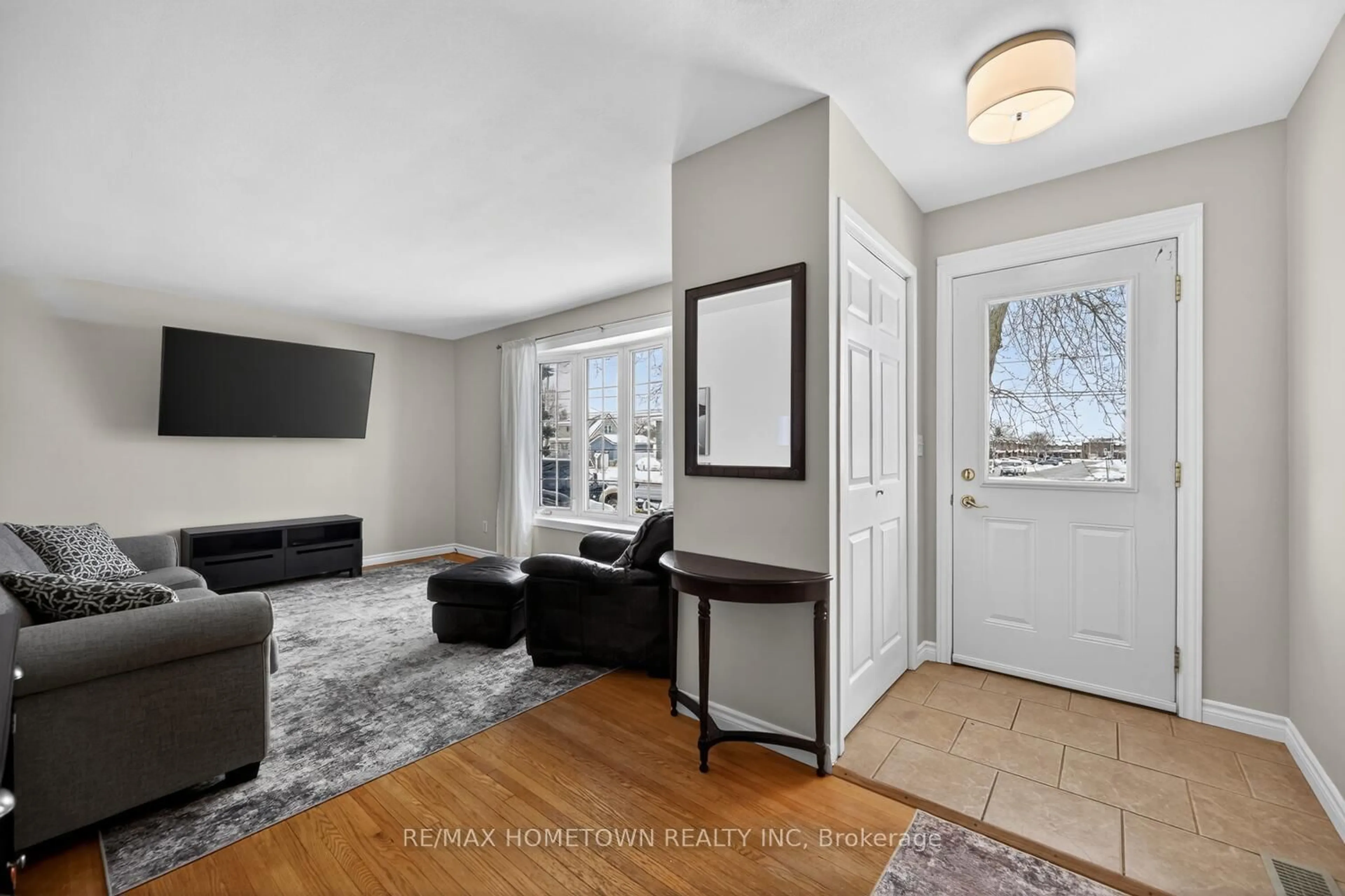 Indoor entryway for 40 Windsor Dr, Brockville Ontario K6V 3H6