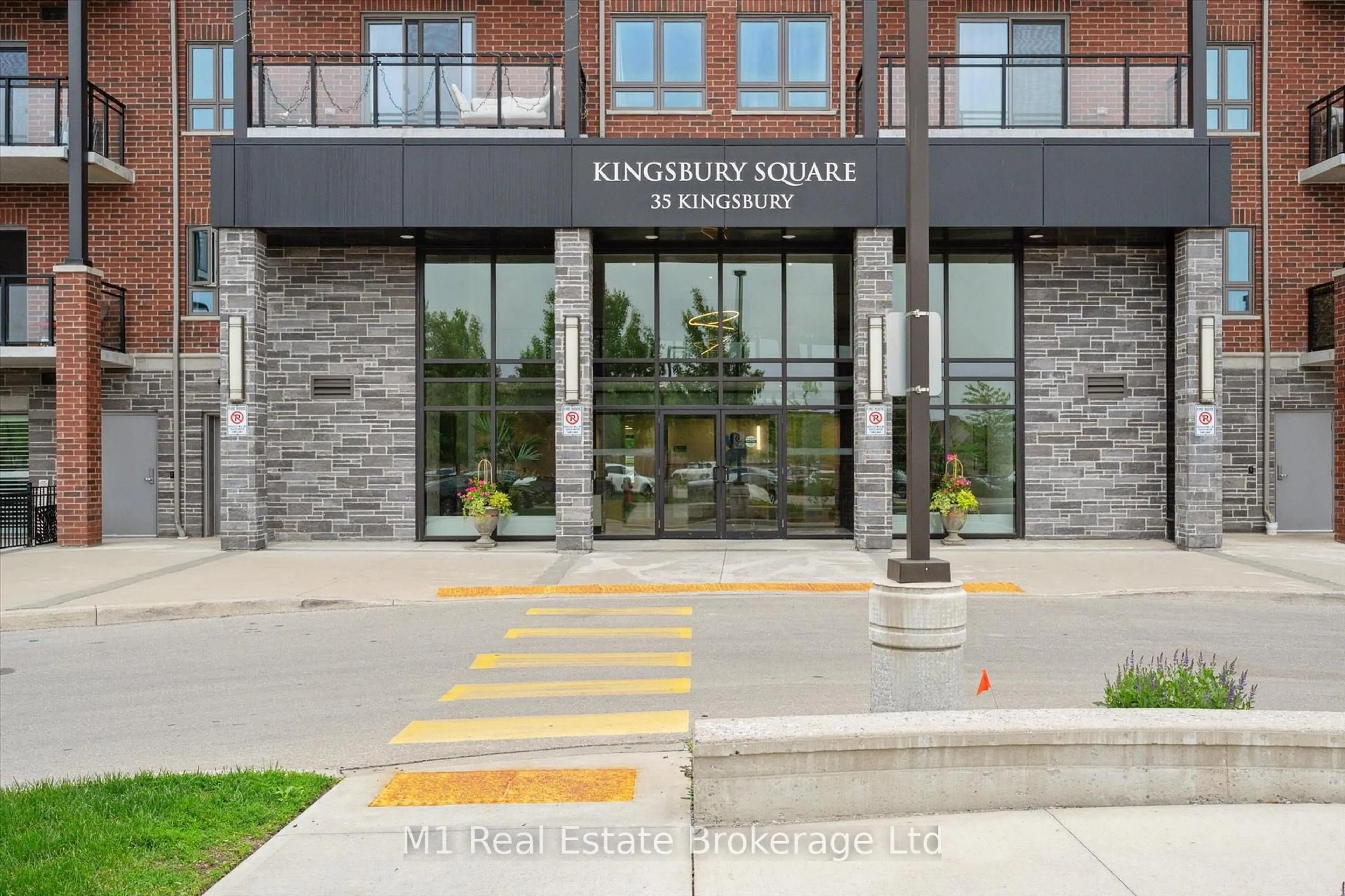 Indoor foyer for 35 Kingsbury Sq #215, Guelph Ontario N1L 1B3