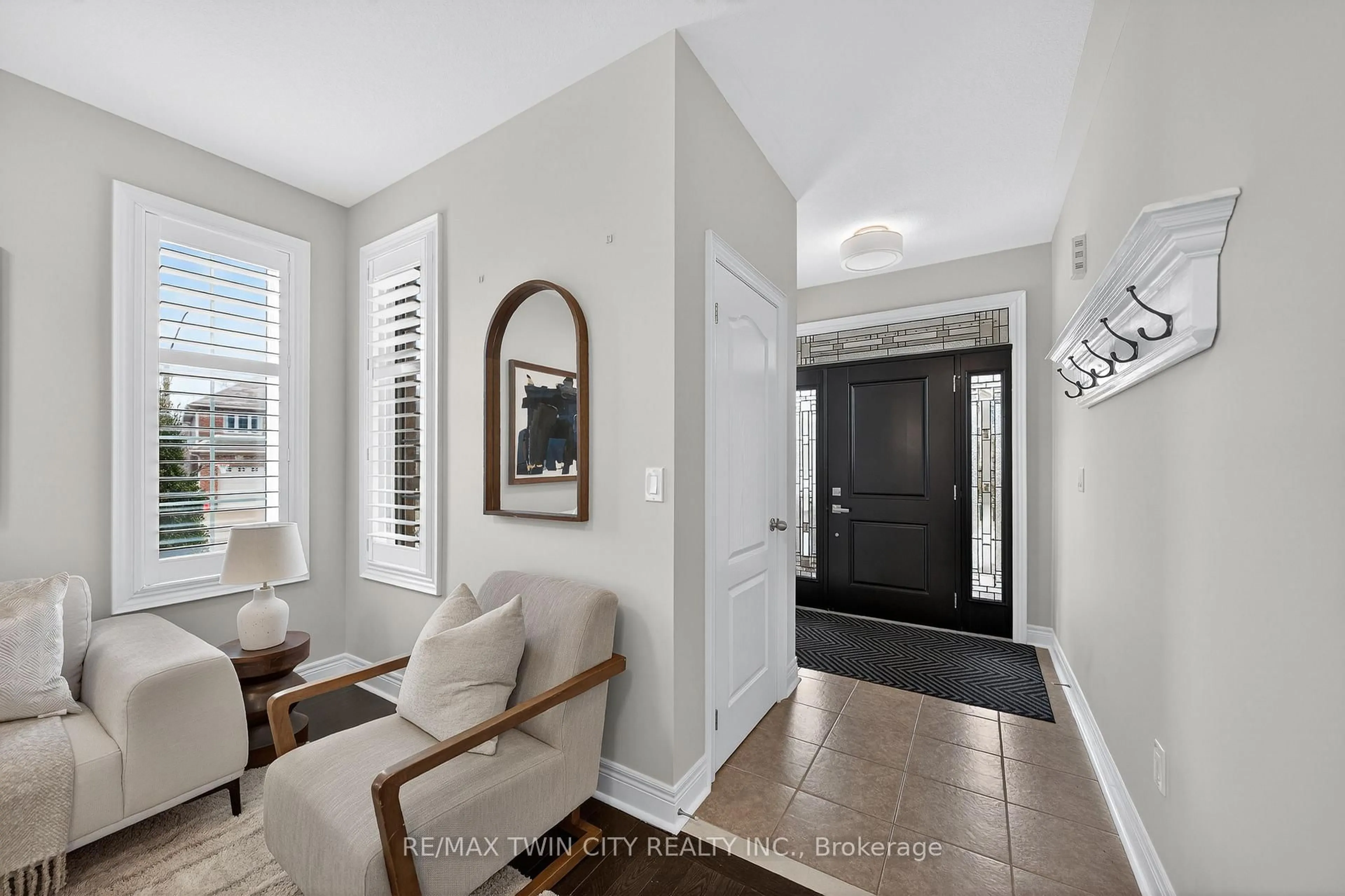 Indoor entryway for 405 Rideau River St, Waterloo Ontario N2V 2Y3
