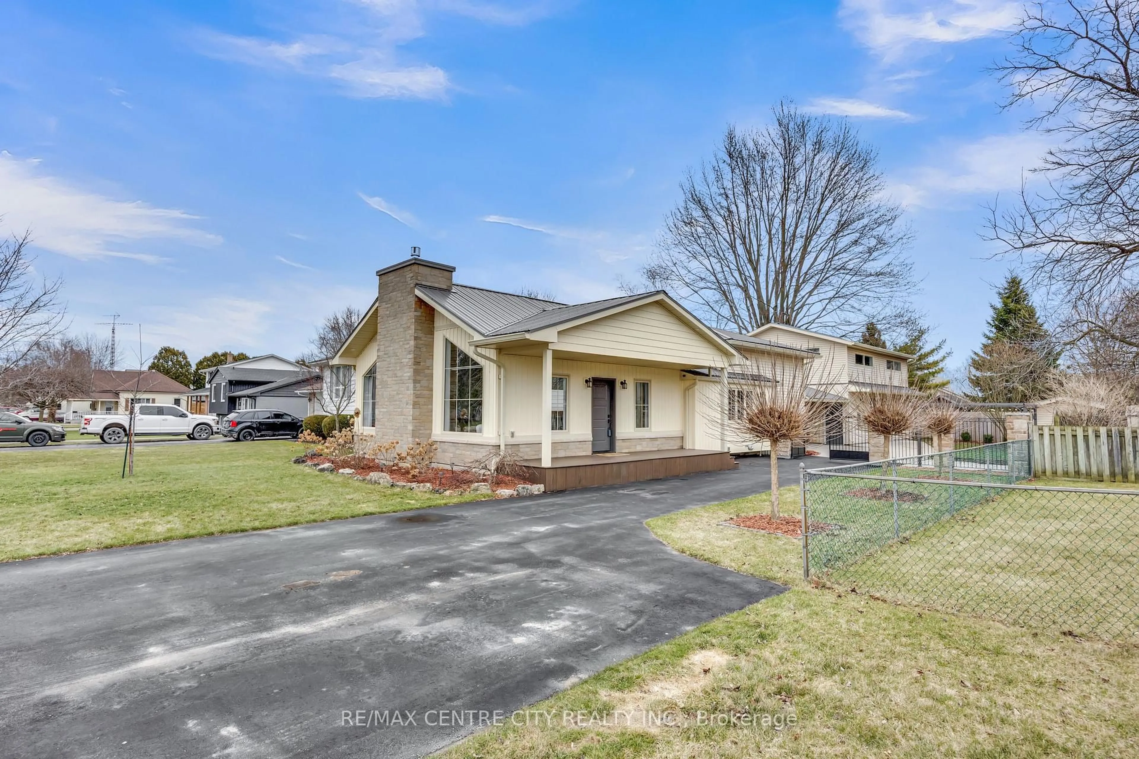 A pic from outside/outdoor area/front of a property/back of a property/a pic from drone, street for 174 Ridge St, Dutton/Dunwich Ontario N0L 1J0