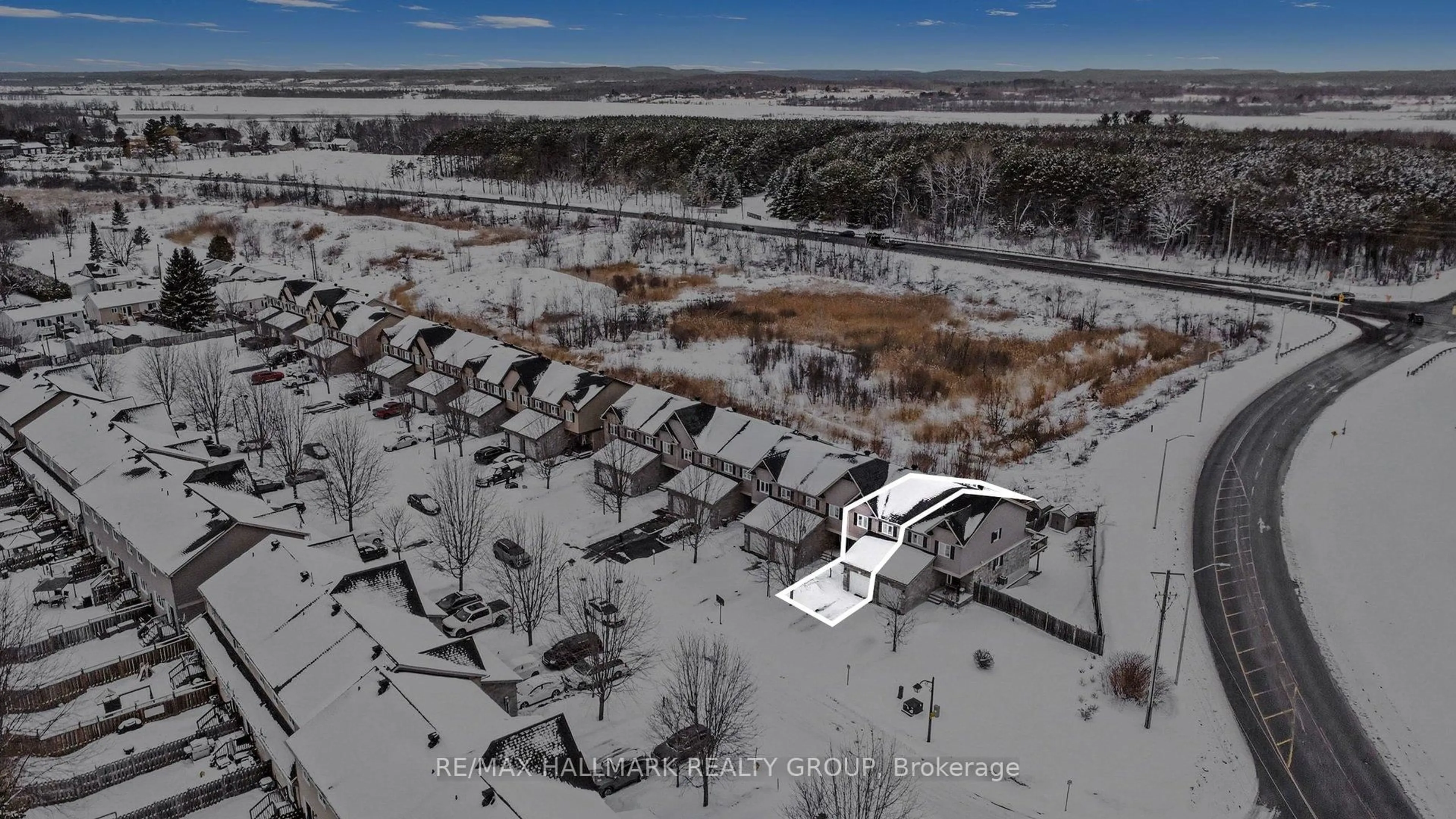 A pic from outside/outdoor area/front of a property/back of a property/a pic from drone, street for 28 Nathalie St, Clarence-Rockland Ontario K4K 1E6