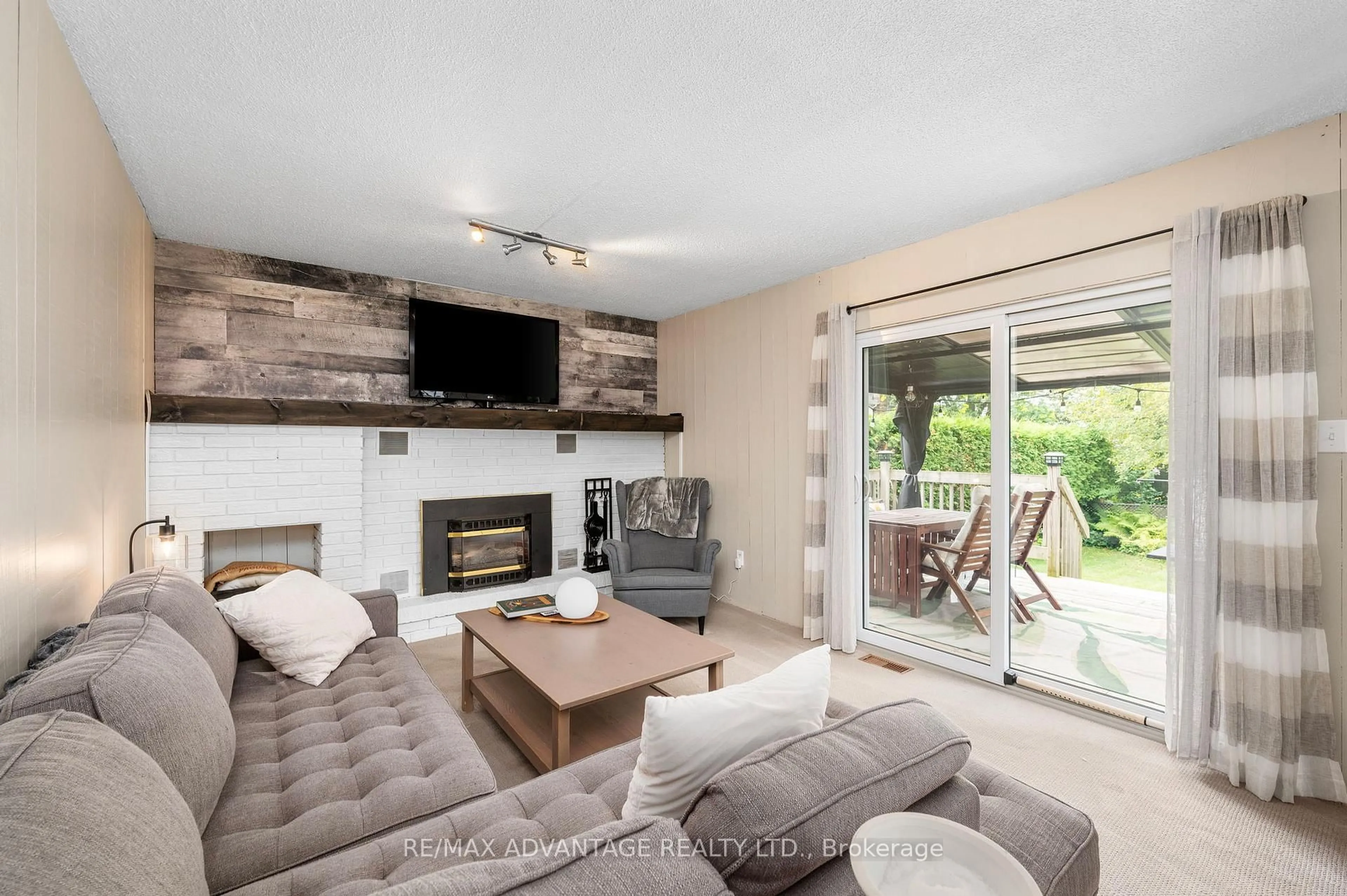 Living room with furniture, unknown for 179 Fifth Ave, St. Thomas Ontario N5R 4G3