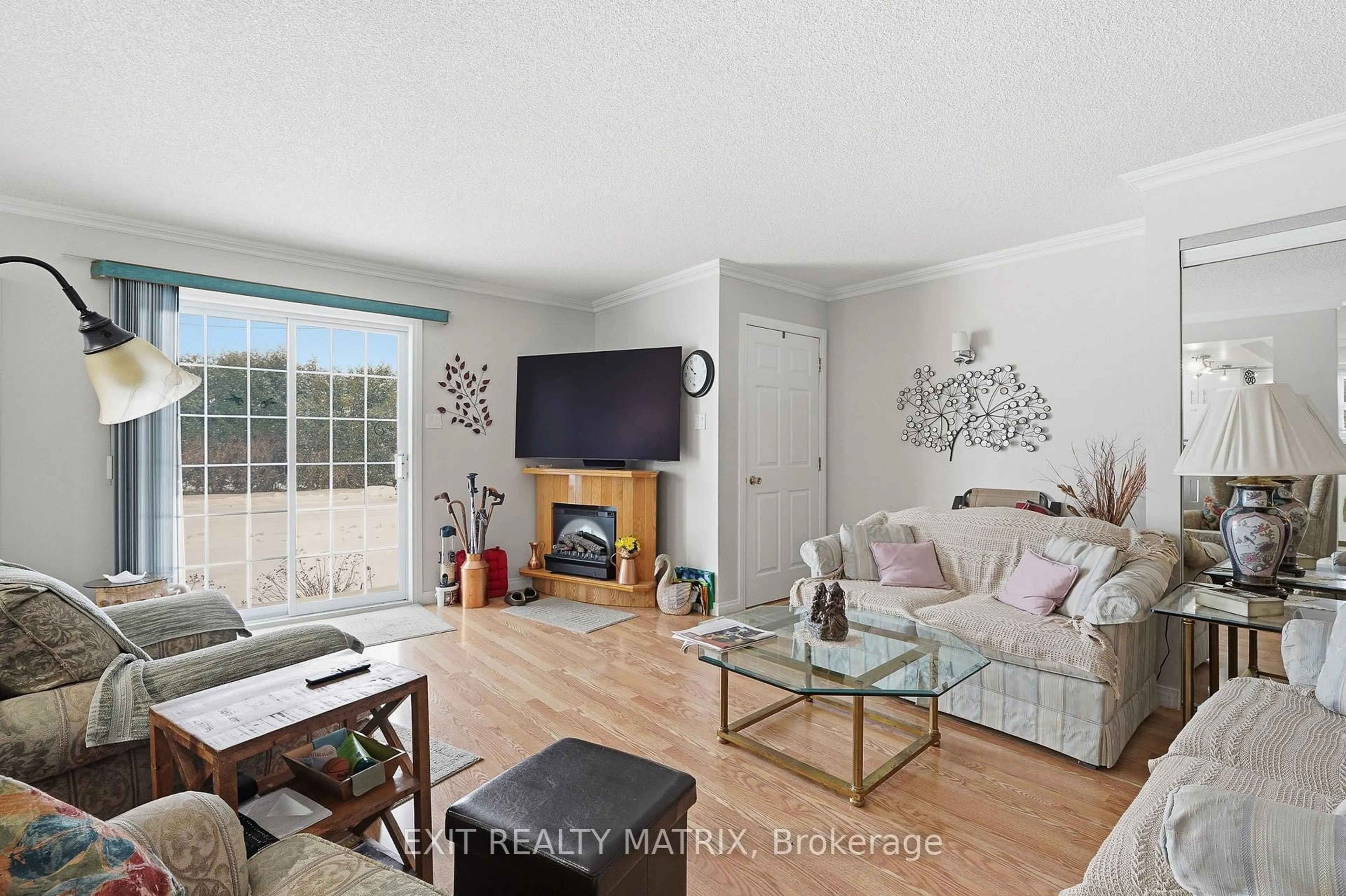 Living room with furniture, unknown for 672 Jeanne Mance St, Casselman Ontario K0A 1M0