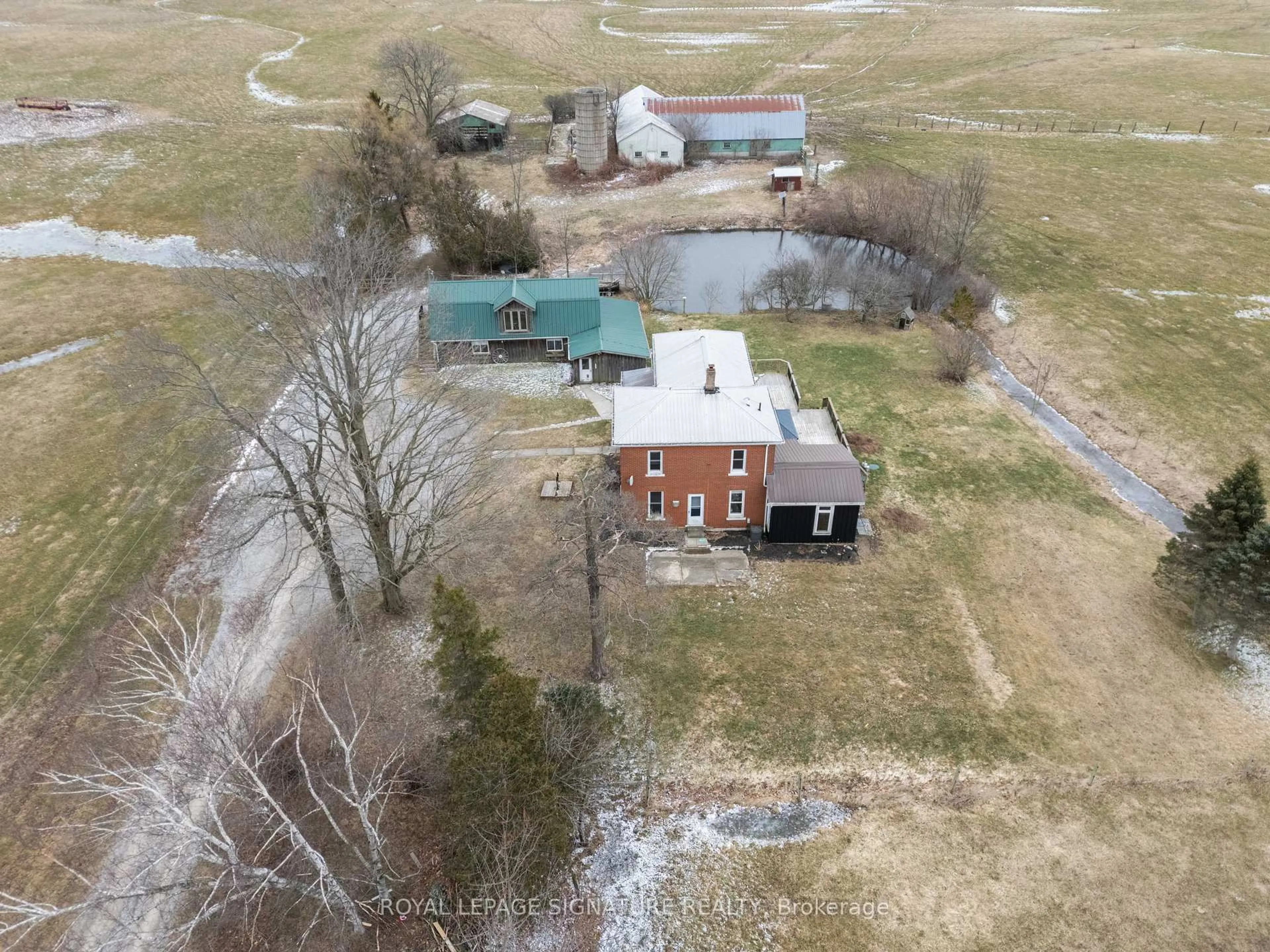 A pic from outside/outdoor area/front of a property/back of a property/a pic from drone, building for 1796 Conc 6 Woodhouse Rd, Norfolk Ontario N3Y 4K4