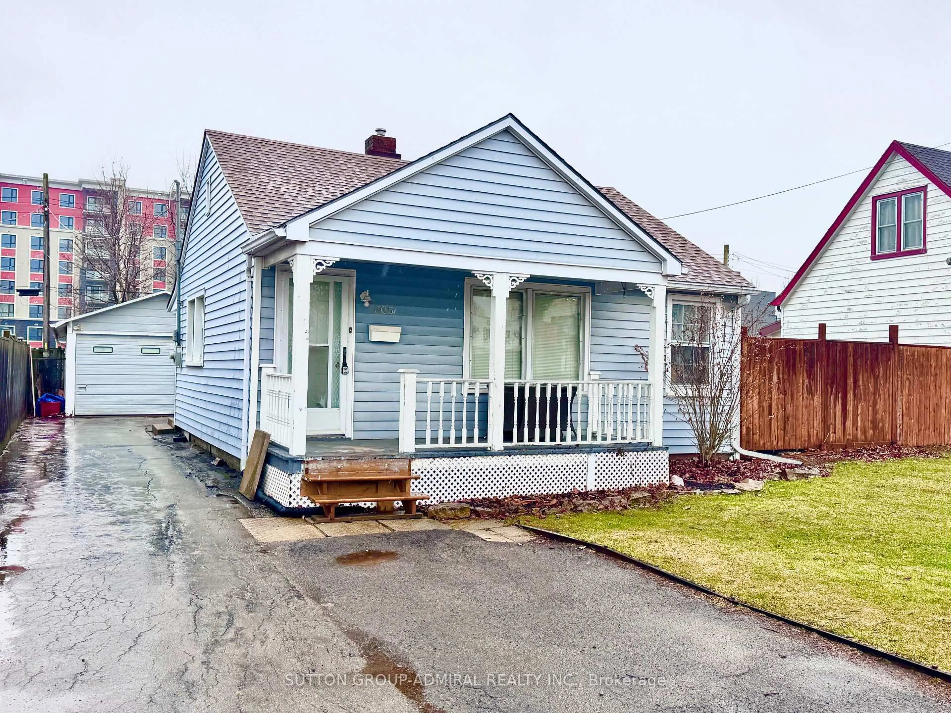 A pic from outside/outdoor area/front of a property/back of a property/a pic from drone, street for 305 Crowland Ave, Welland Ontario L3B 1X5