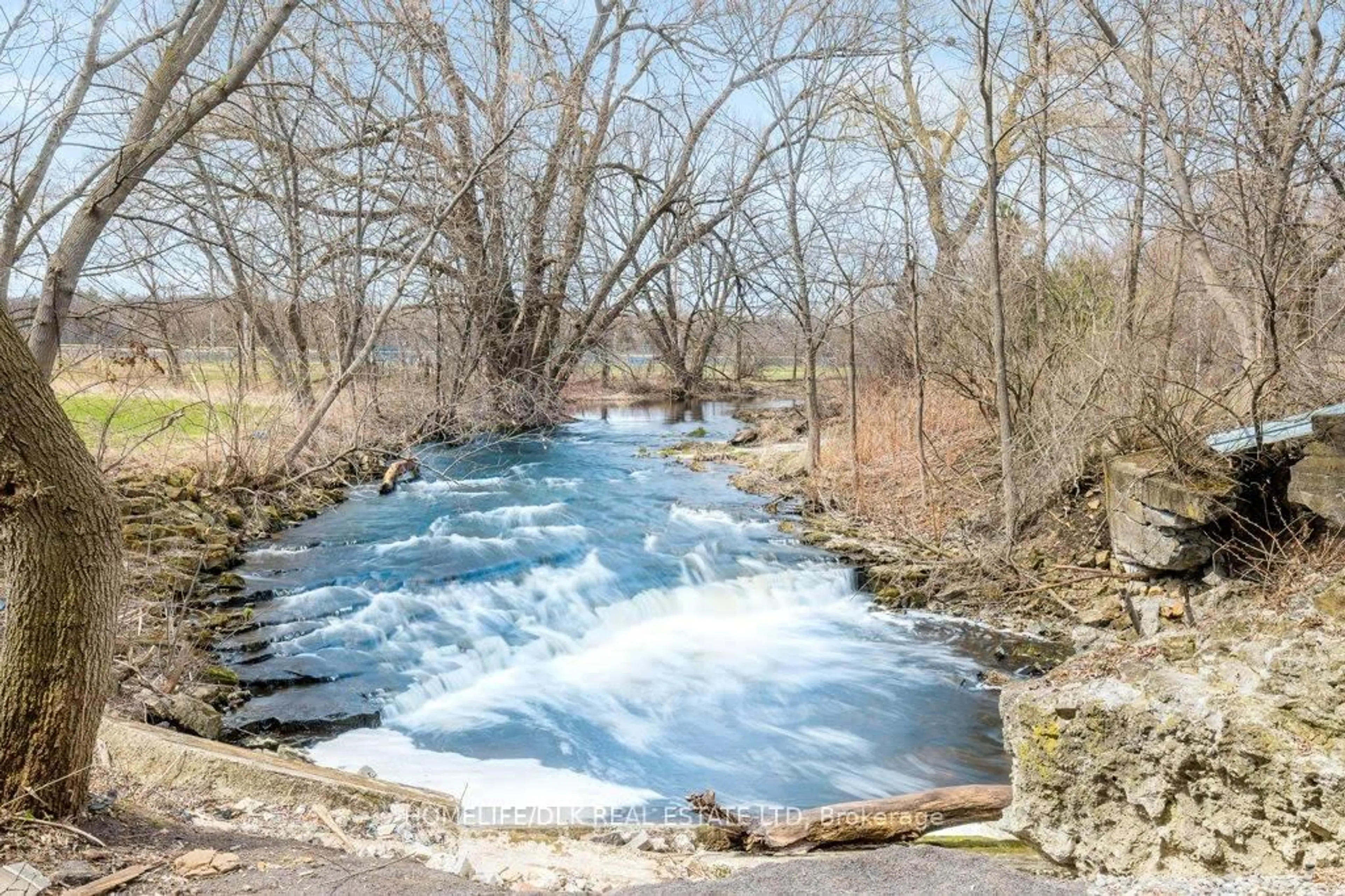 Blurry image for 18 Main St, Elizabethtown-Kitley Ontario K0E 1M0