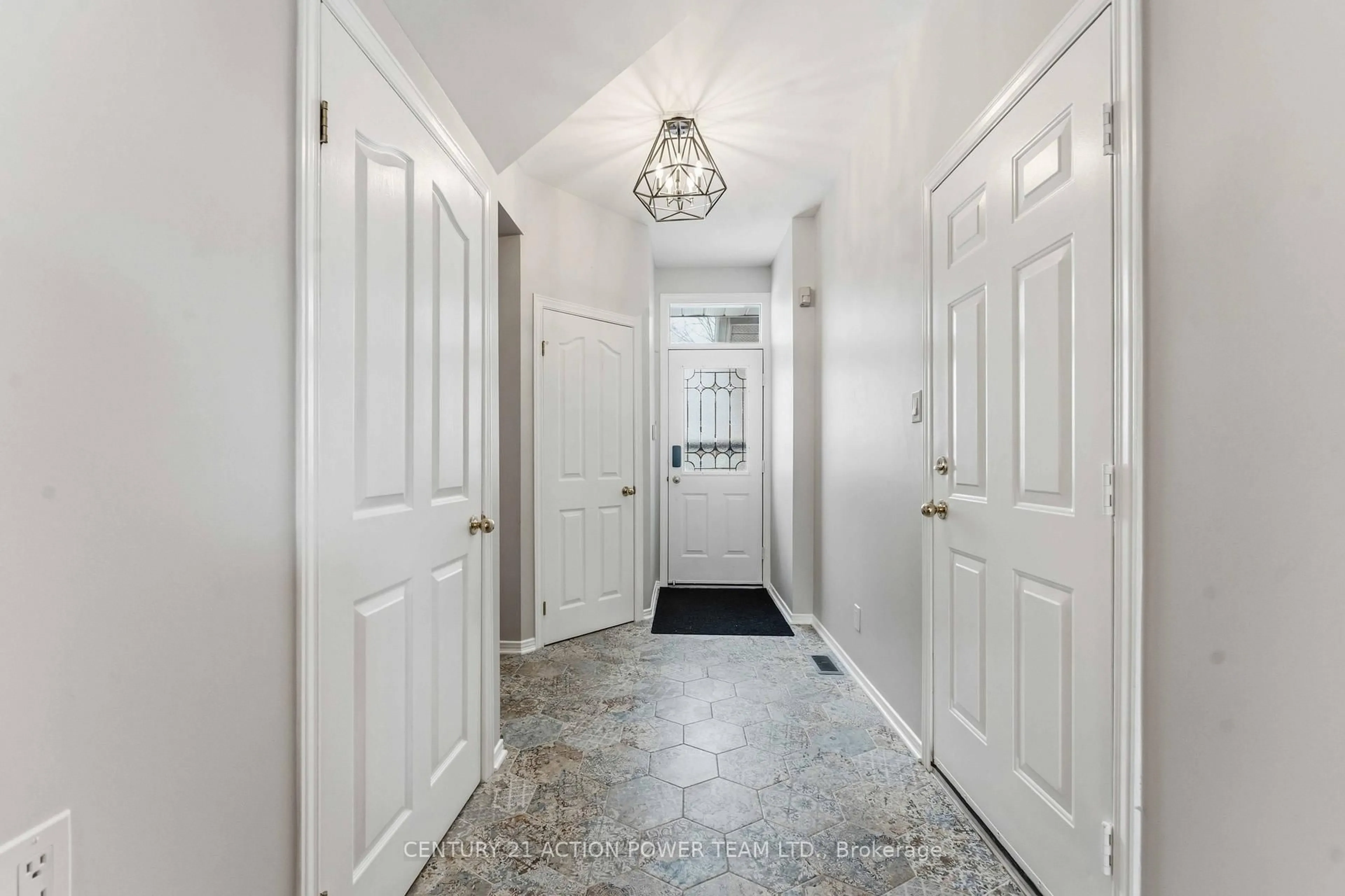 Indoor entryway for 42 Sunnybrooke Dr, Ottawa Ontario K2M 2P3