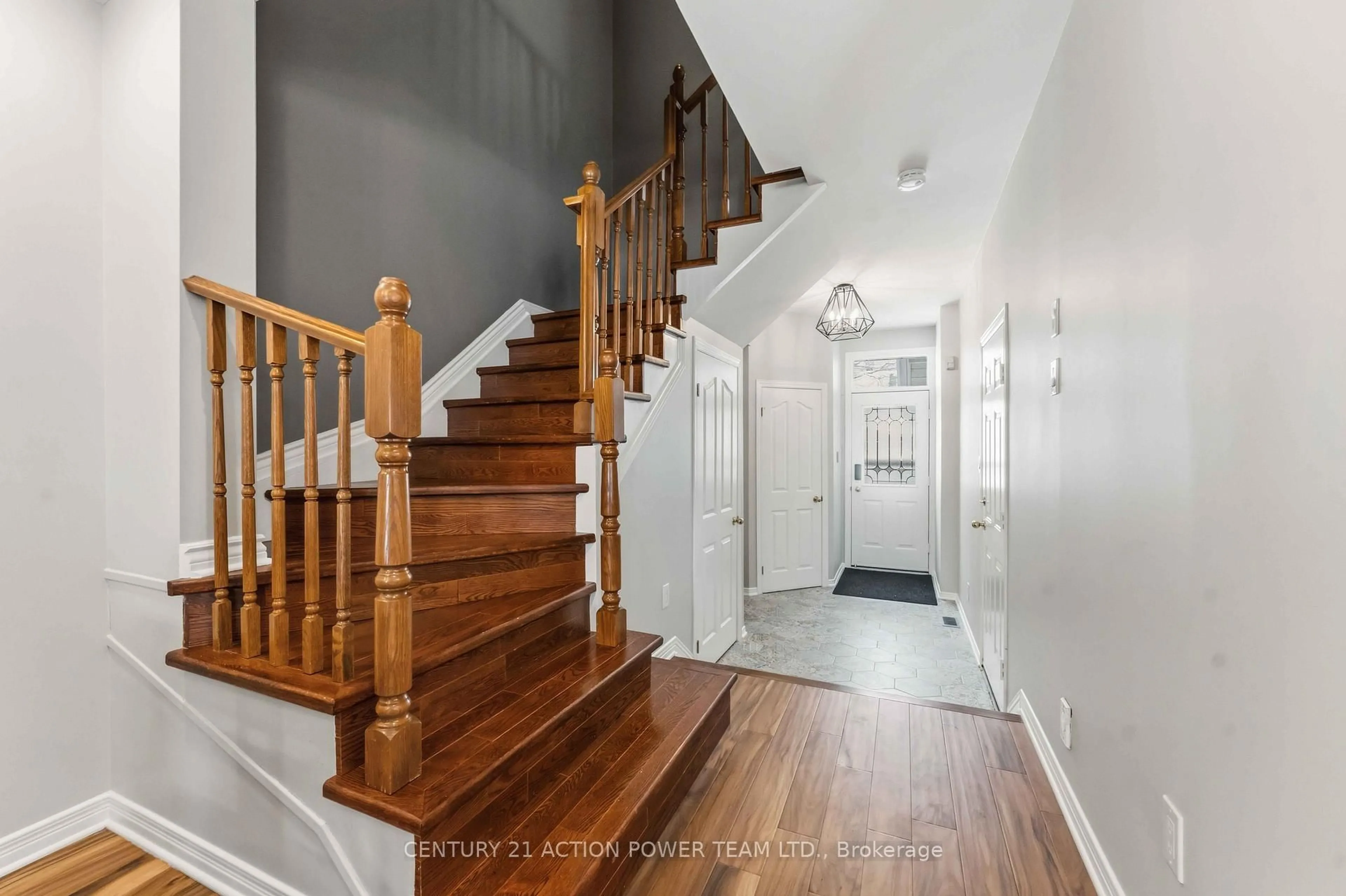 Indoor entryway for 42 Sunnybrooke Dr, Ottawa Ontario K2M 2P3