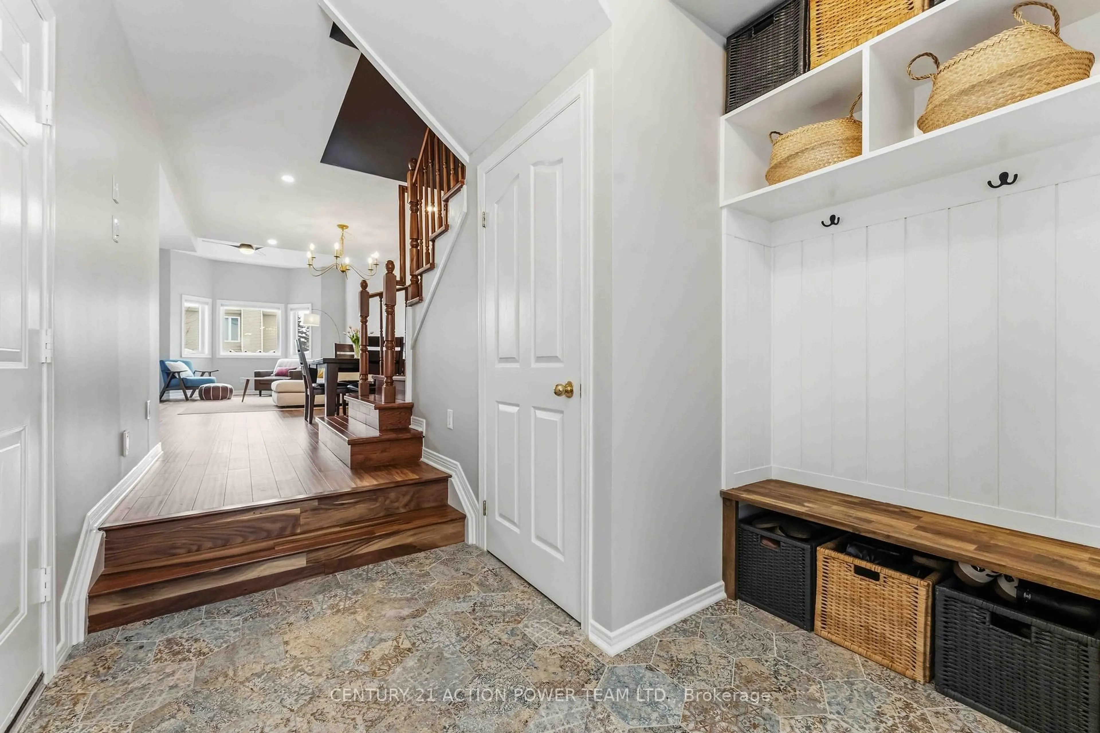 Indoor entryway for 42 Sunnybrooke Dr, Ottawa Ontario K2M 2P3