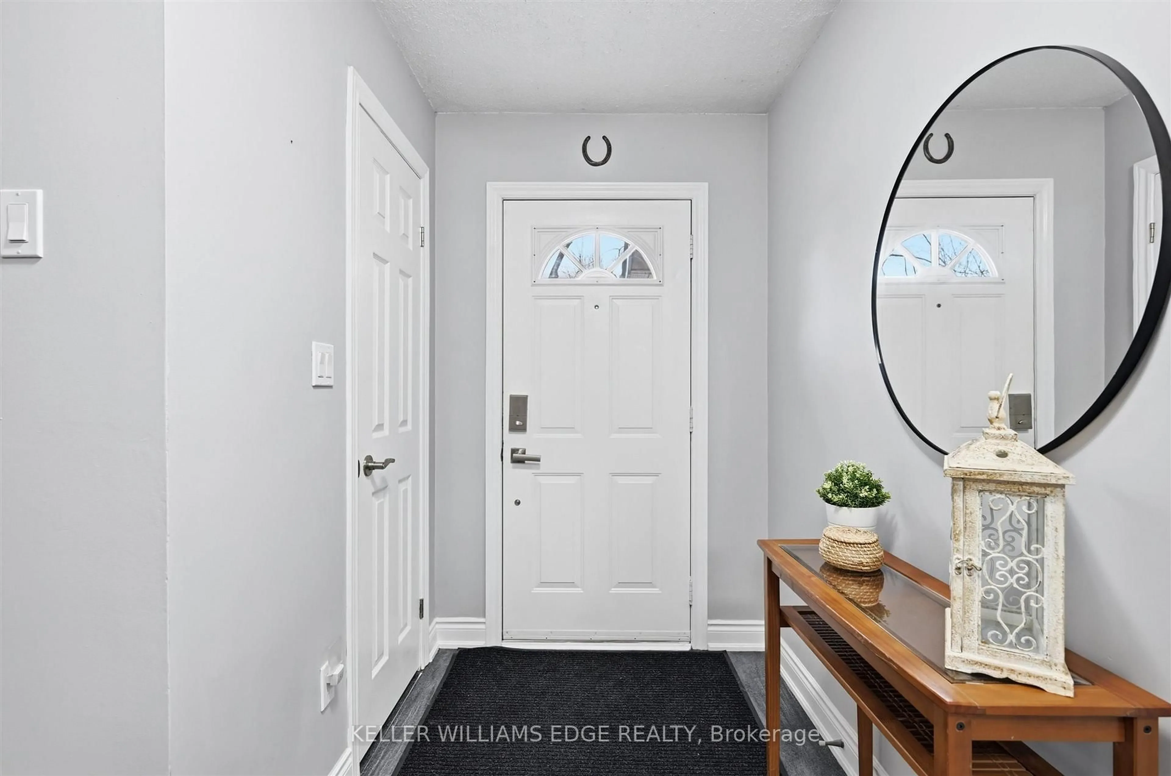 Indoor entryway for 1 Royalwood Crt #75, Hamilton Ontario L8E 4Y1