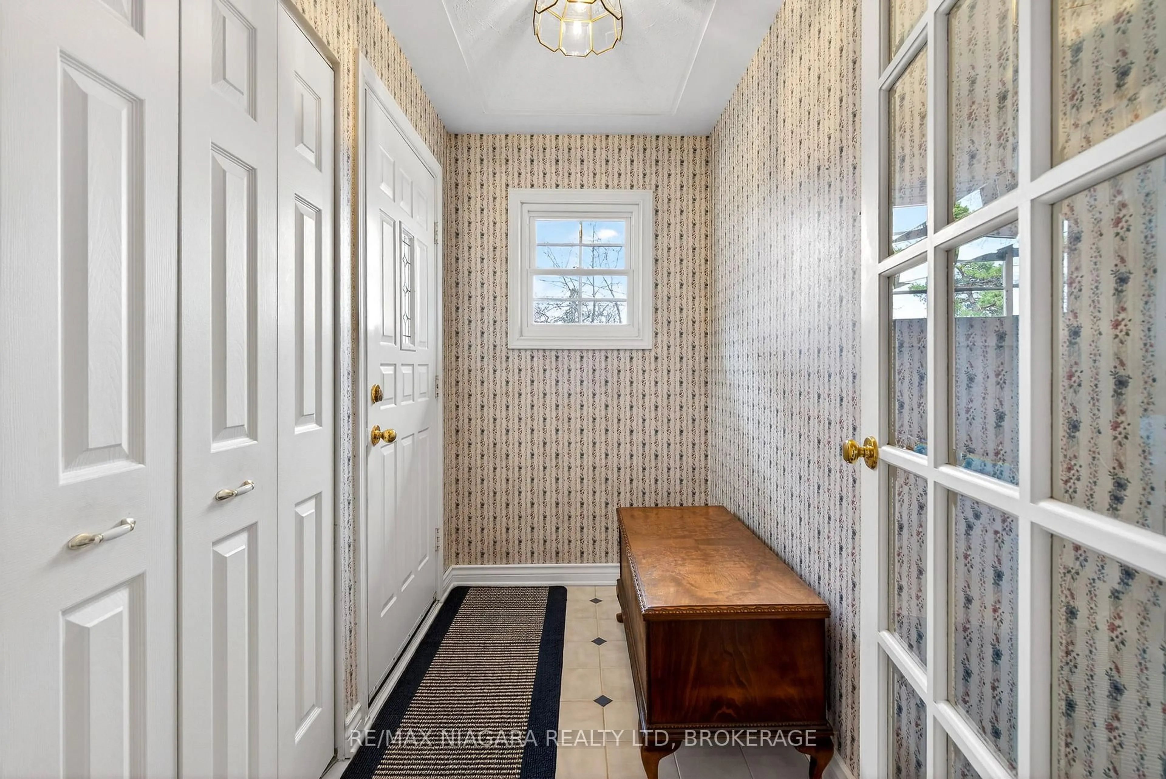 Indoor entryway for 23 Almond Gdns, Grimsby Ontario L3M 2K2