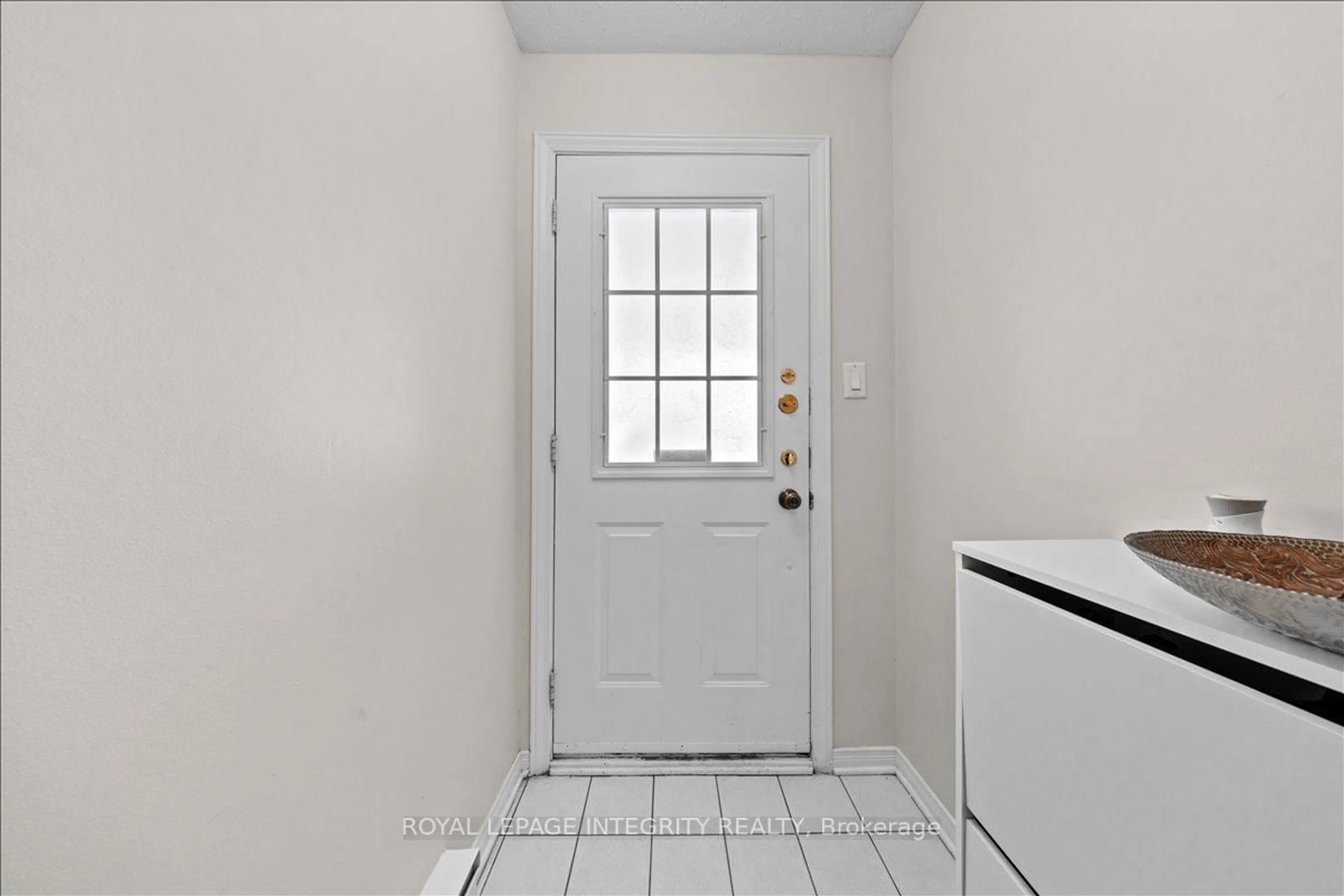Indoor entryway for 223 Briston Private, Ottawa Ontario K1G 5R5