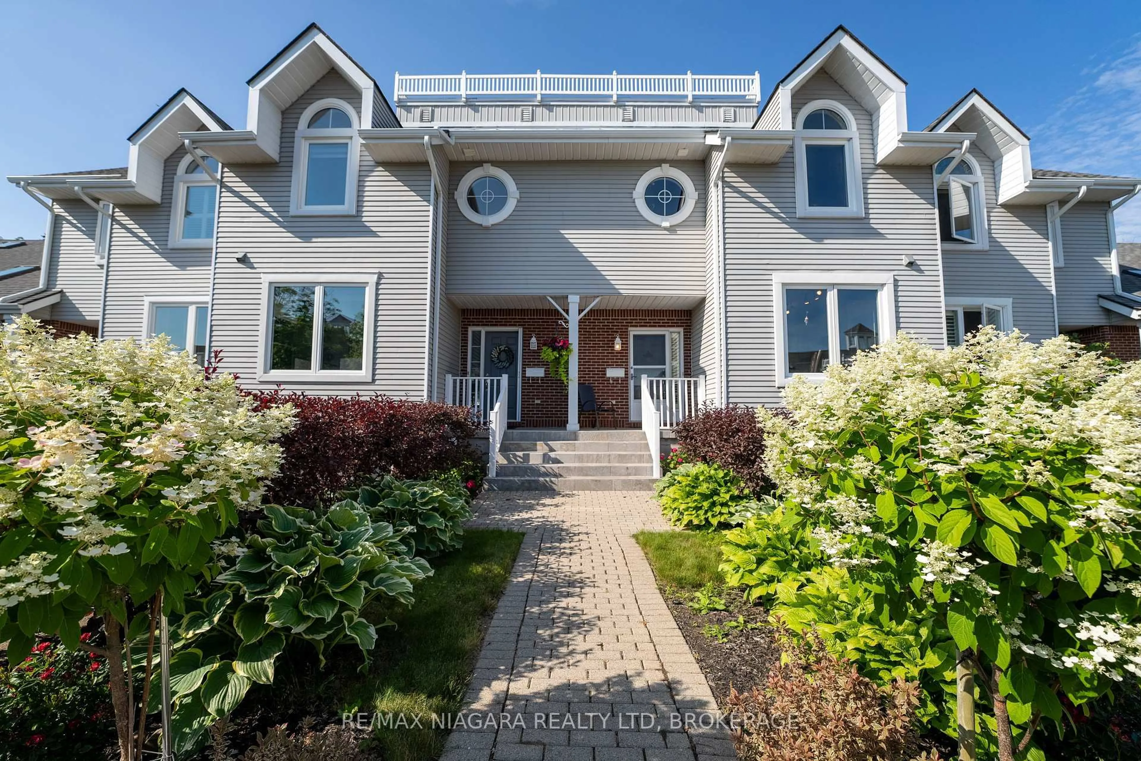 Home with vinyl exterior material, street for 15 LAKESIDE Dr #41, St. Catharines Ontario L2M 1P3