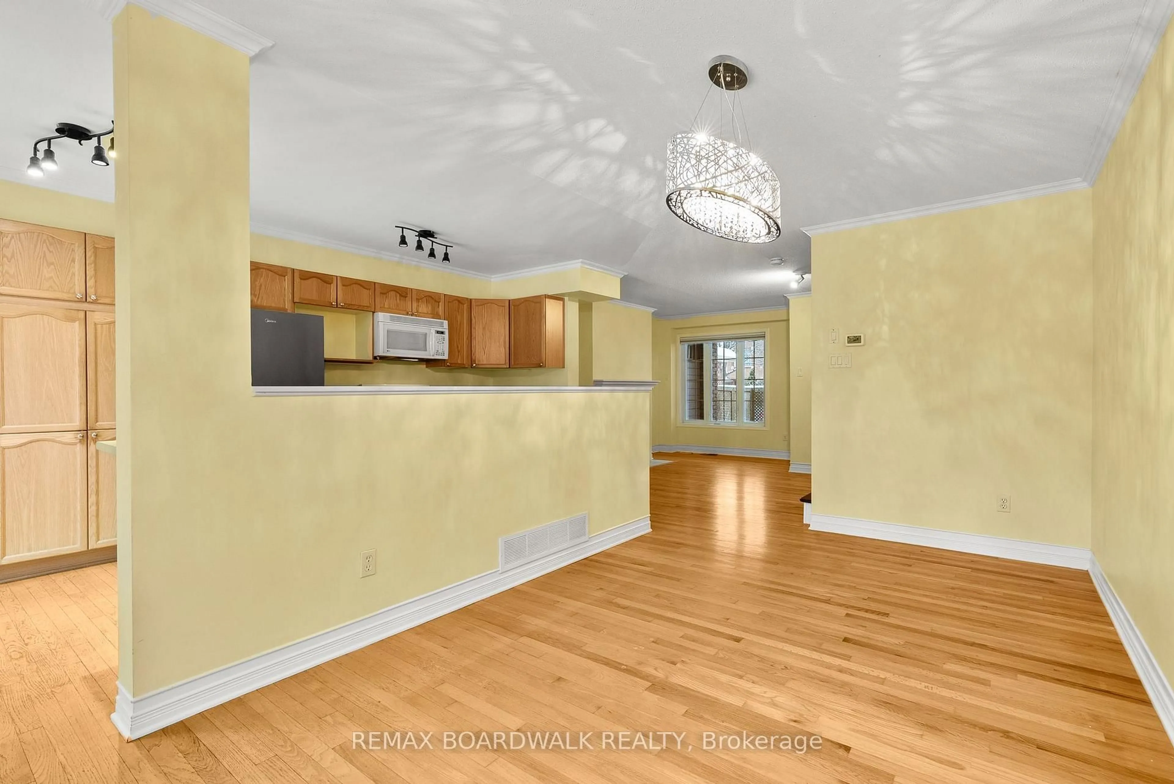 Unknown for 42 College Circ, Ottawa Ontario K1K 4R8