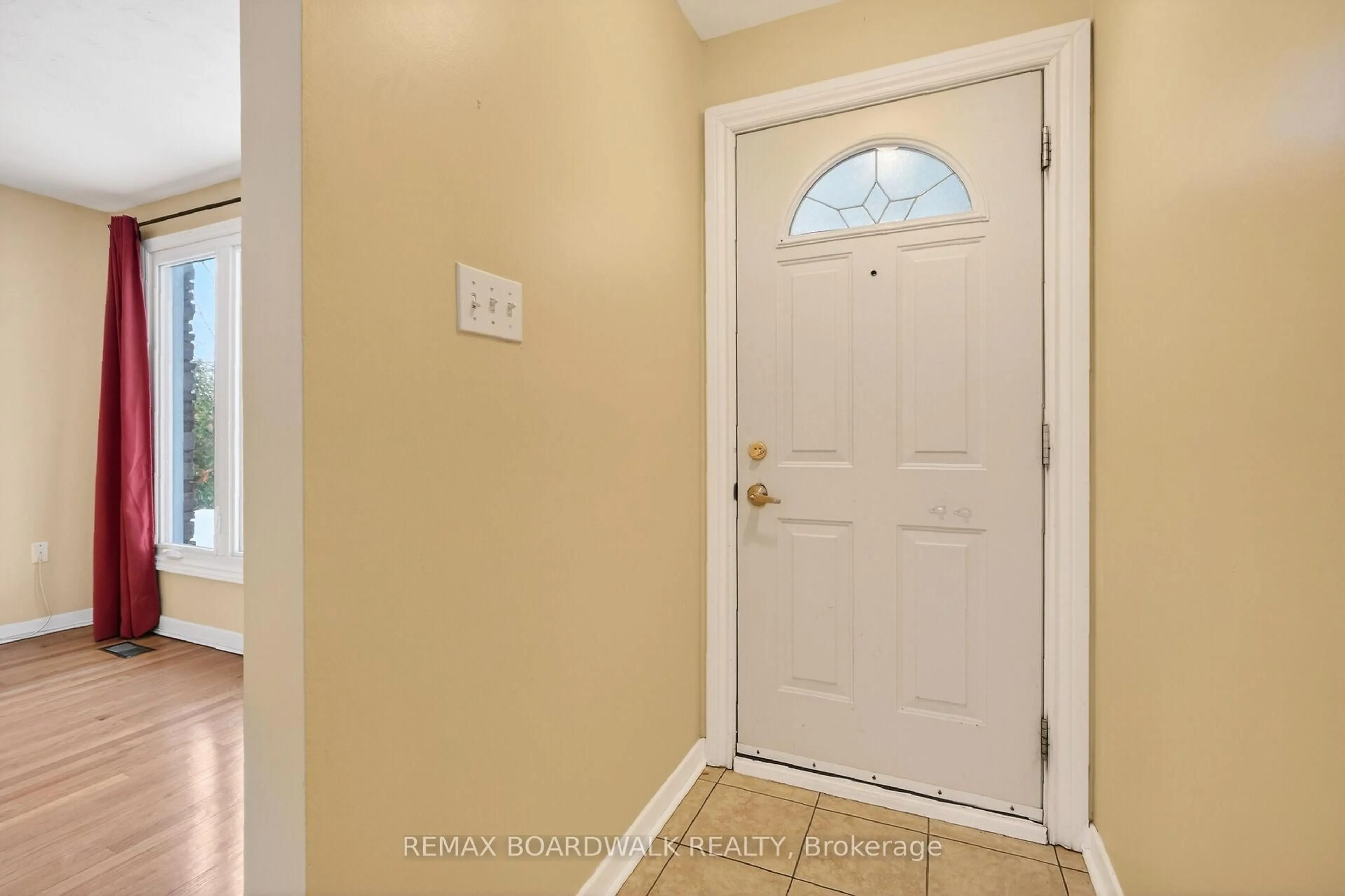 Indoor entryway for 2666 Regina St, Ottawa Ontario K2B 6X8