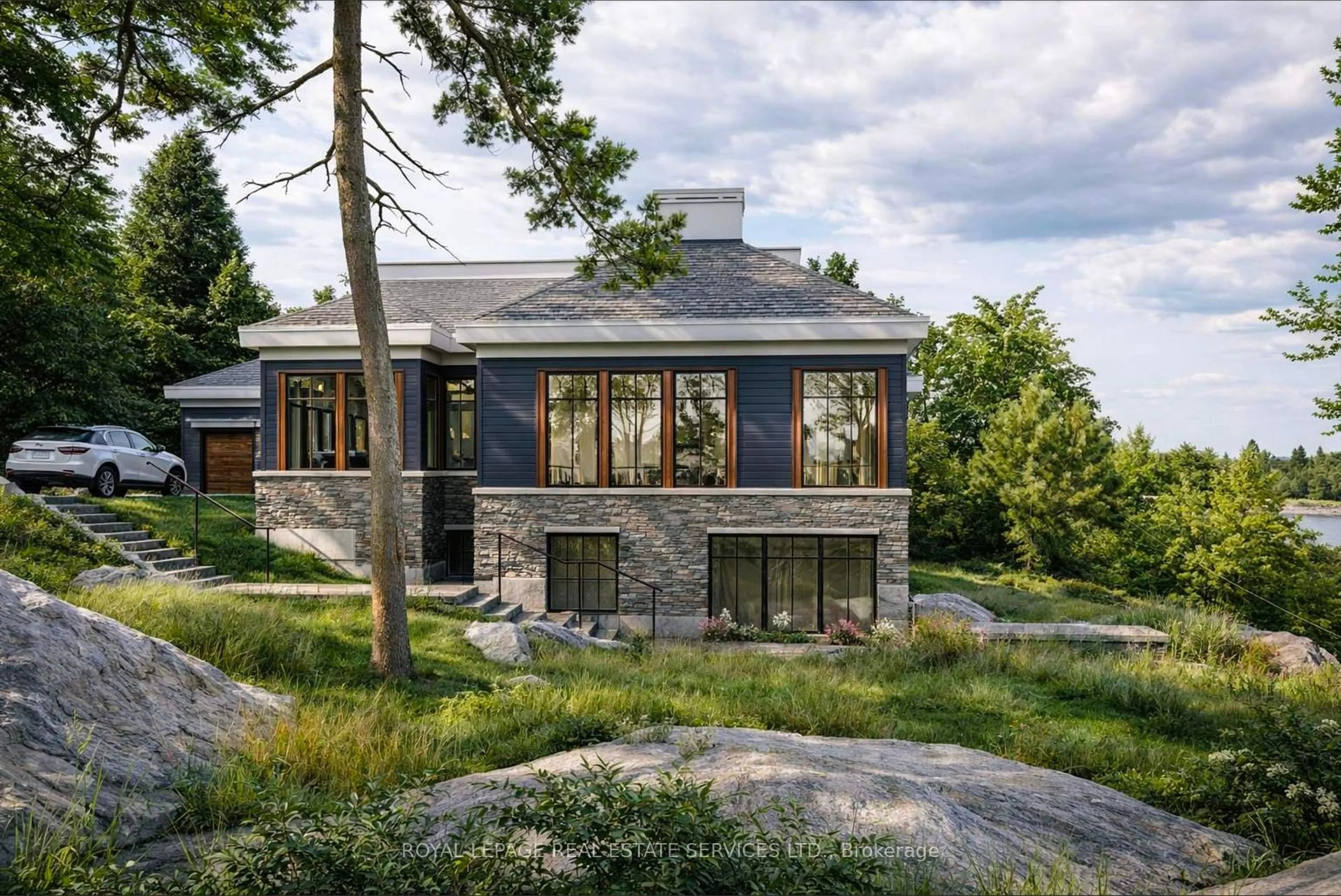 Home with brick exterior material, mountain view for 1327-1329 WOODLAND Dr, Gravenhurst Ontario P1P 1R2