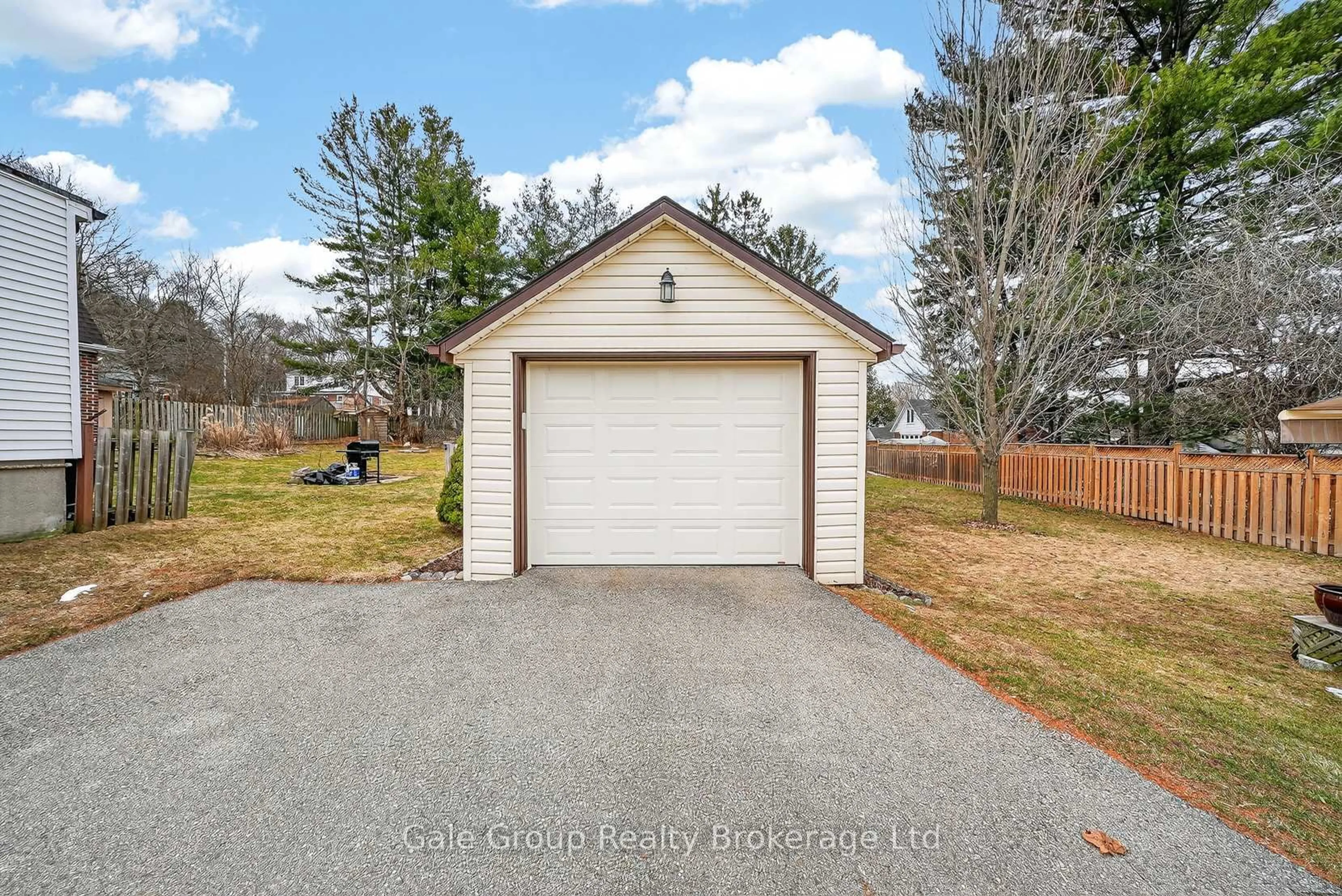 Indoor garage for 8 William St, South-West Oxford Ontario N4S 7V6