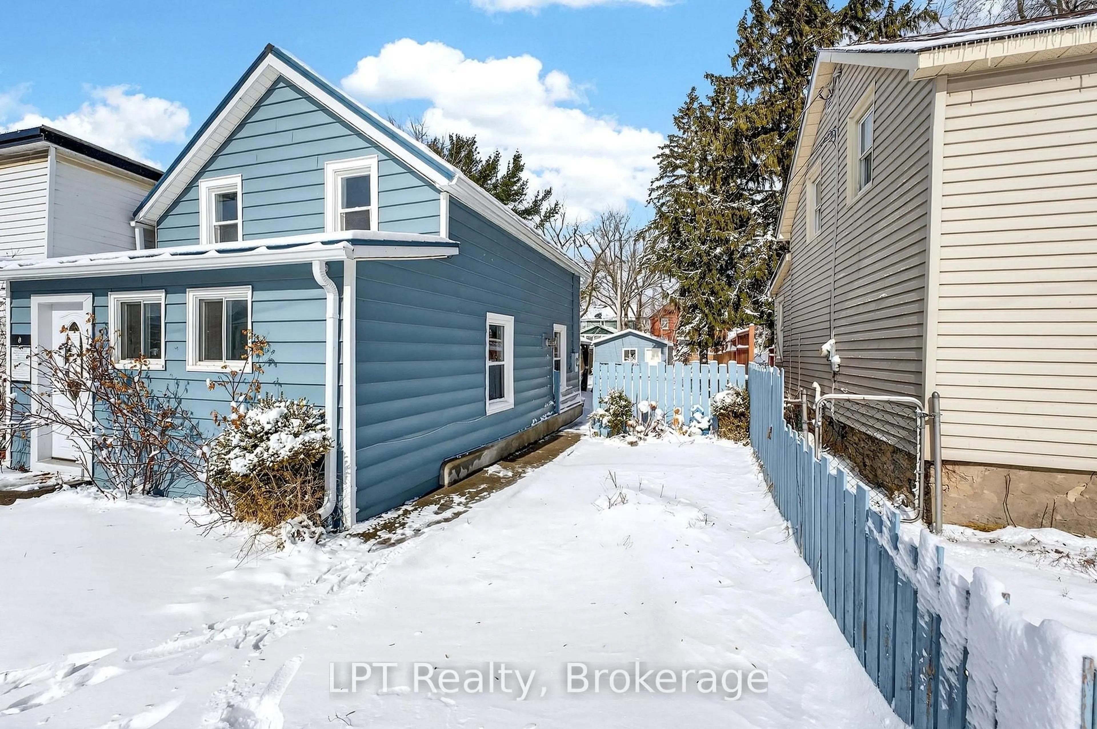 A pic from outside/outdoor area/front of a property/back of a property/a pic from drone, street for 176 Garden St, Gananoque Ontario K7G 1H9