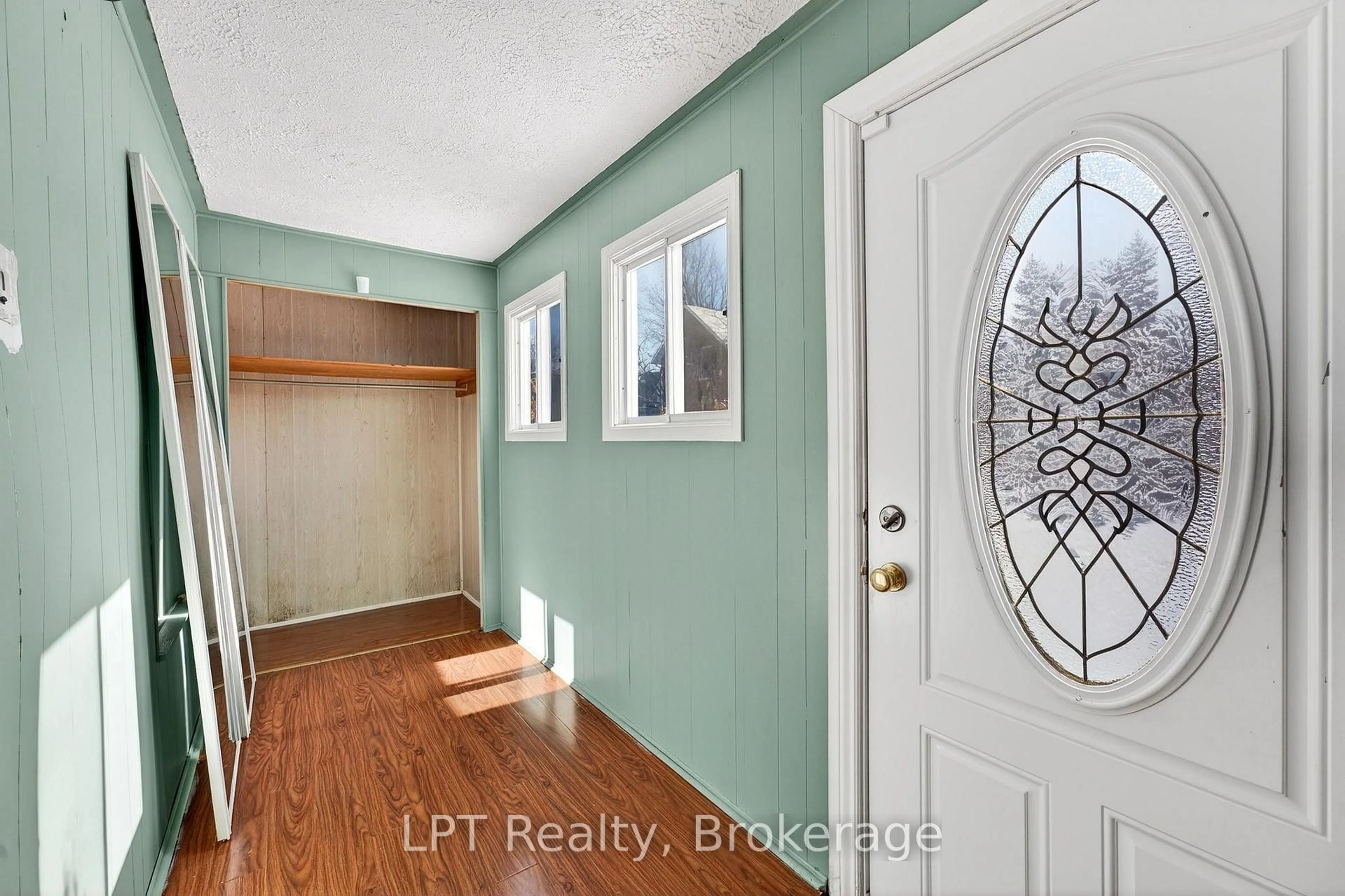 Indoor entryway for 176 Garden St, Gananoque Ontario K7G 1H9