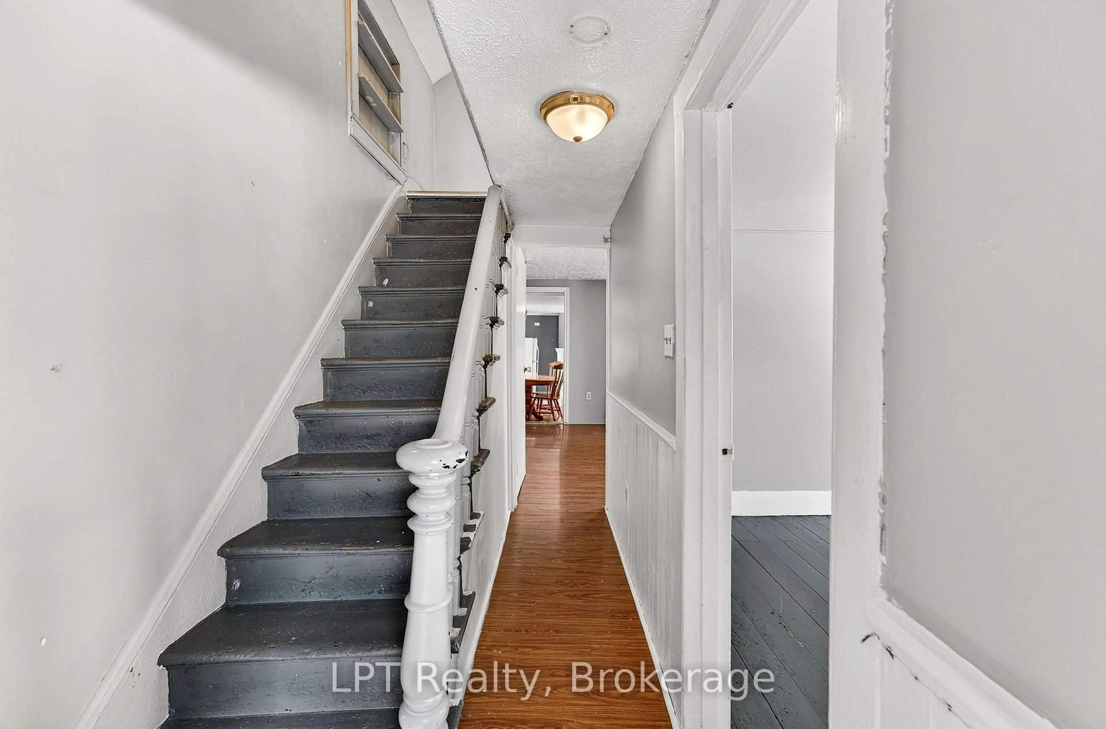 Indoor entryway for 176 Garden St, Gananoque Ontario K7G 1H9