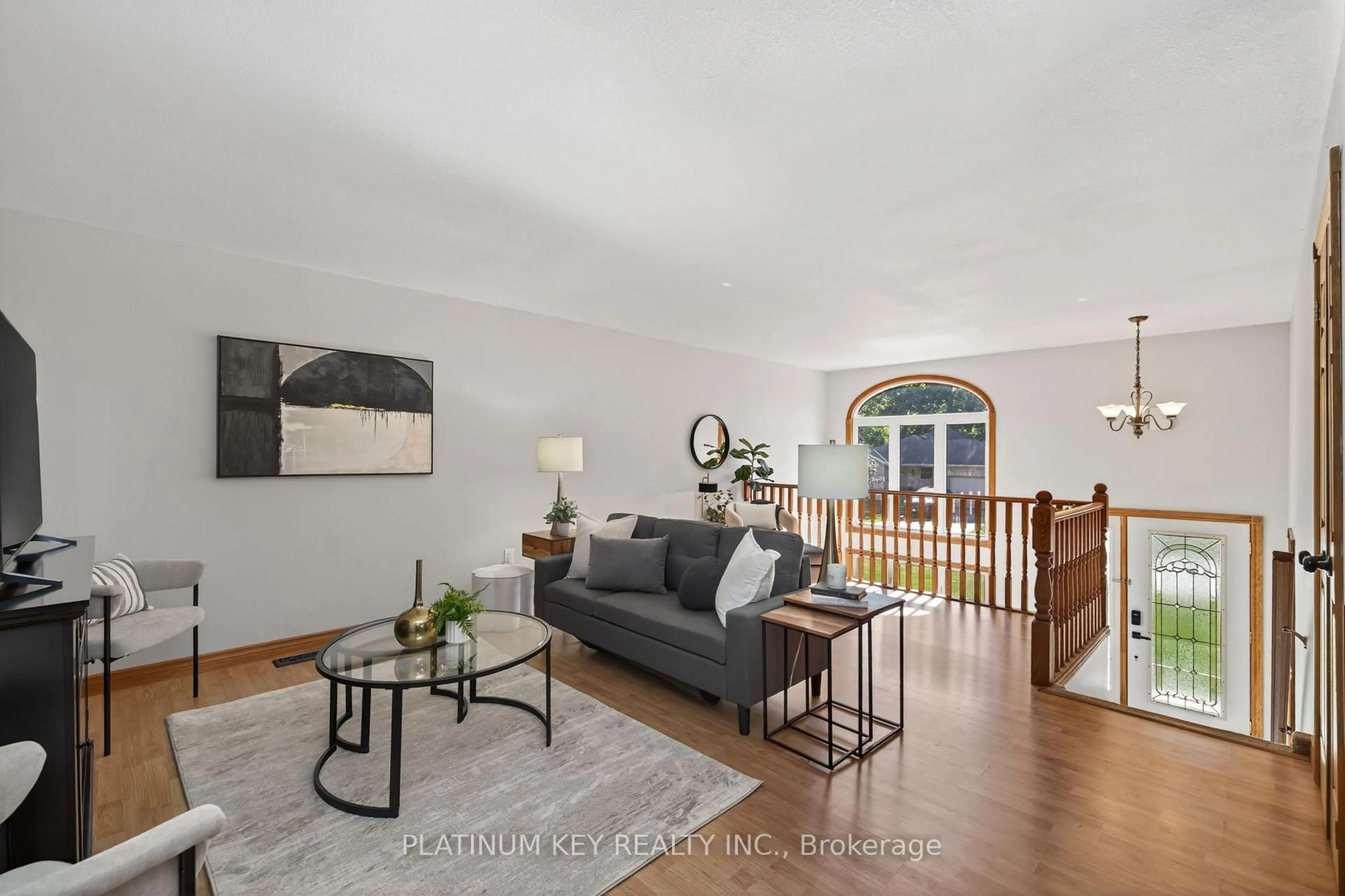 Living room with furniture, unknown for 29 Dell Dr, Strathroy-Caradoc Ontario N7G 1C6