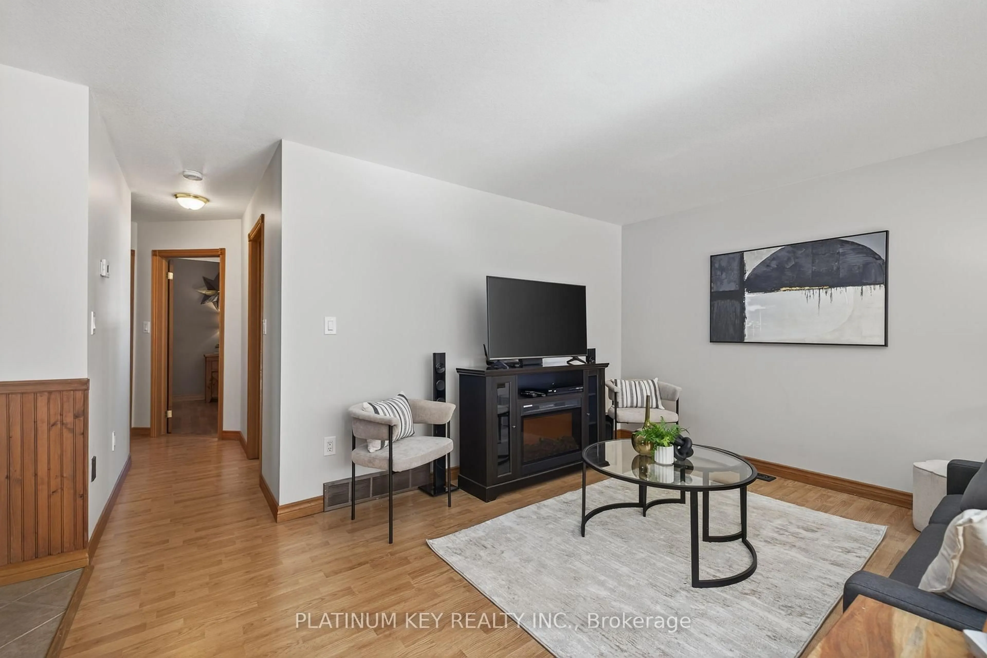 Living room with furniture, wood/laminate floor for 29 Dell Dr, Strathroy-Caradoc Ontario N7G 1C6