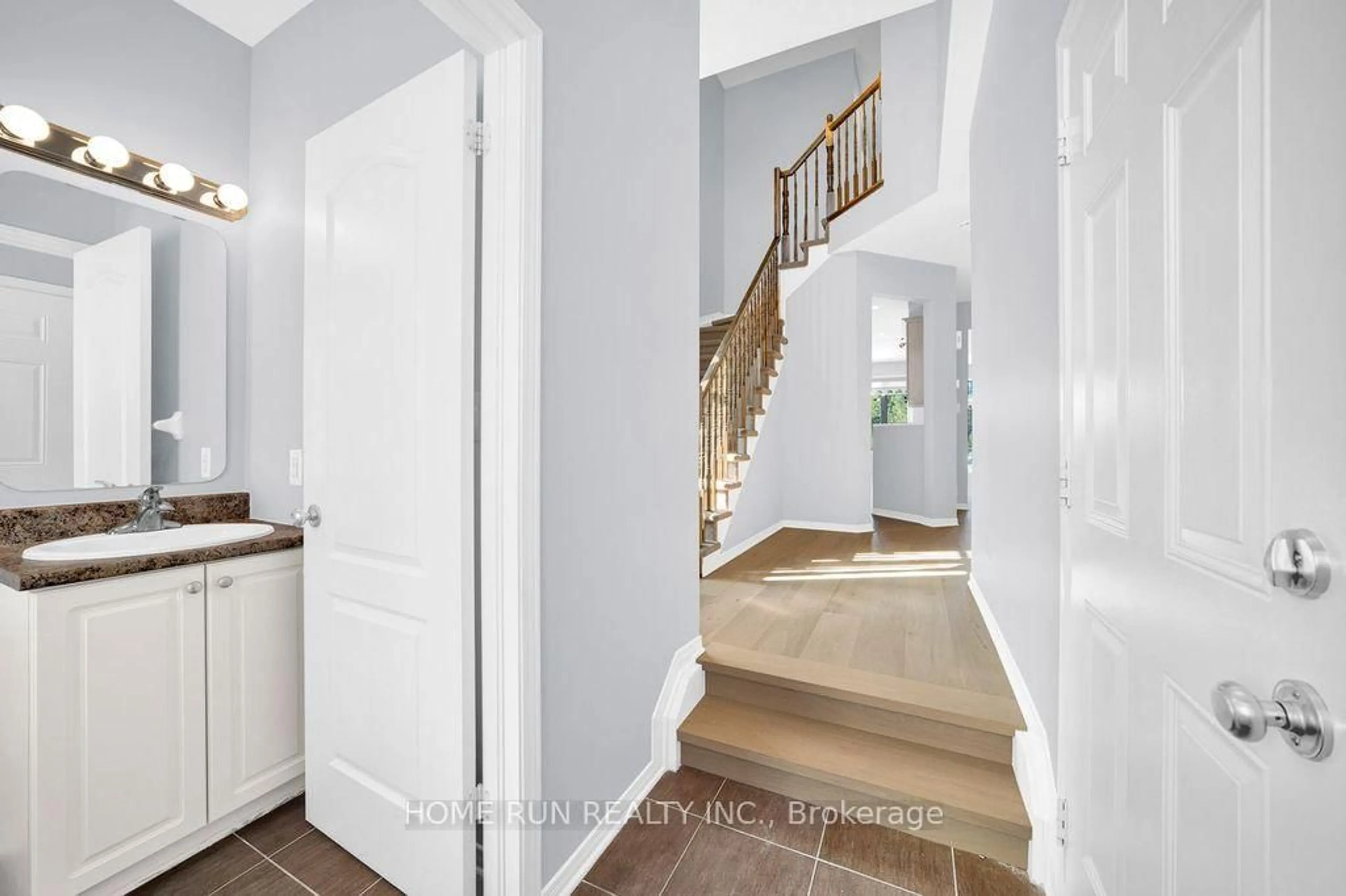 Indoor entryway for 294 Badgeley Ave, Ottawa Ontario K2T 0A7