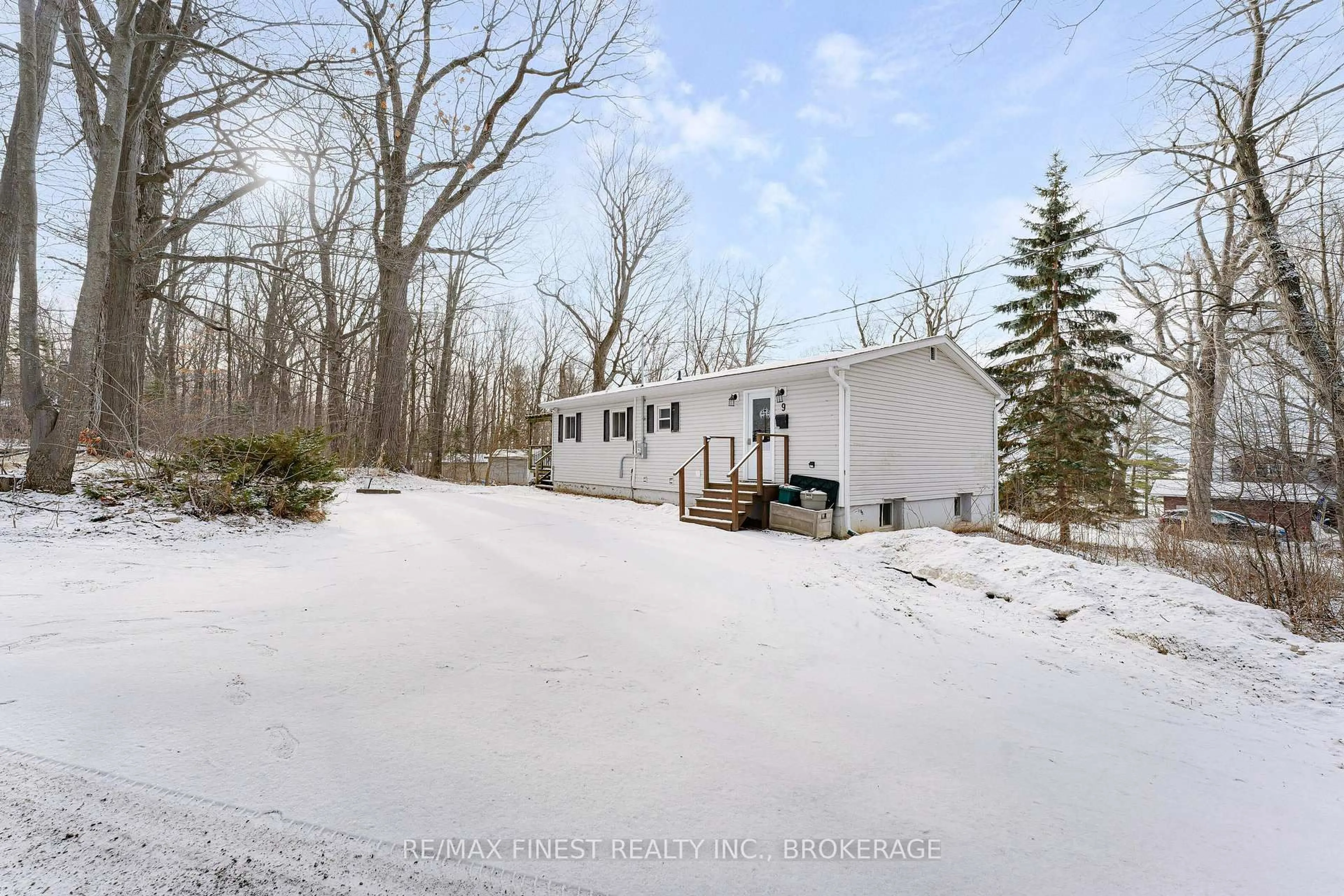 A pic from outside/outdoor area/front of a property/back of a property/a pic from drone, unknown for 9 Mallard Lane, Kingston Ontario K7K 5E2