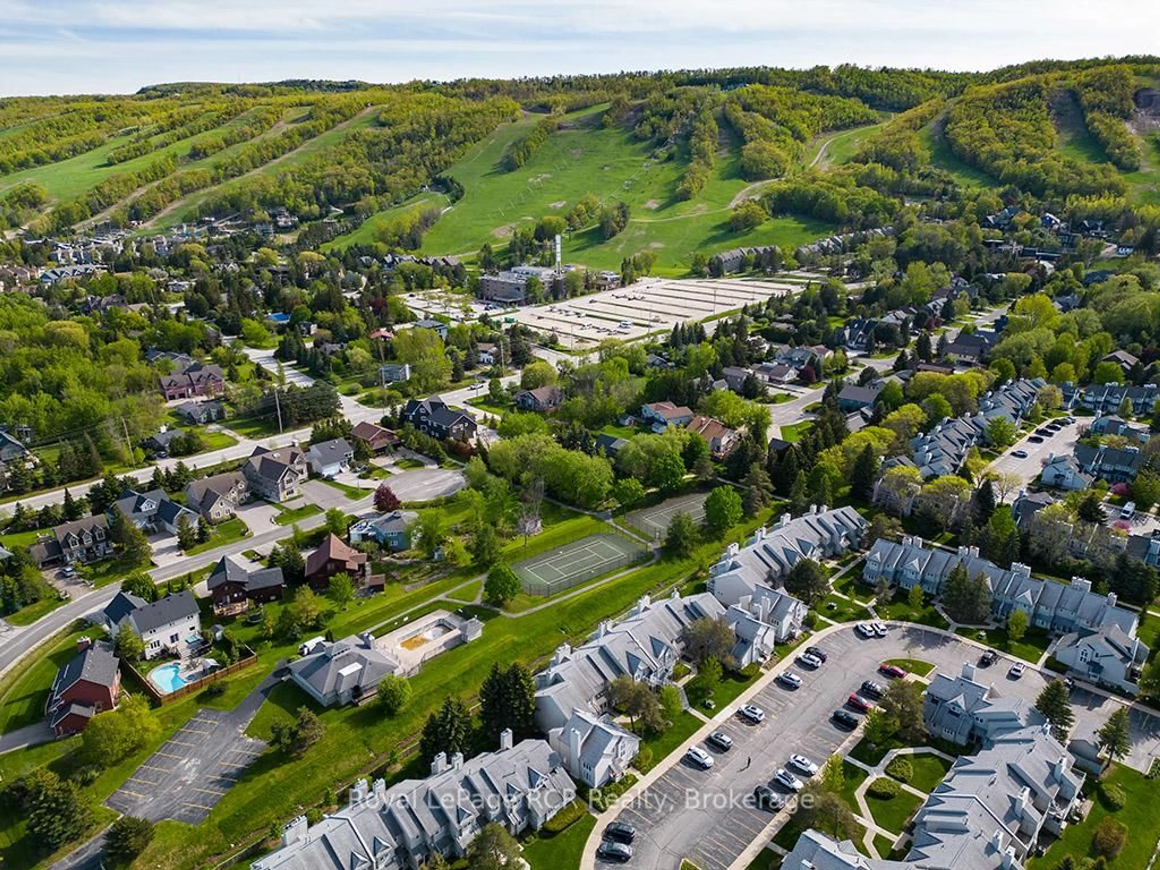 A pic from outside/outdoor area/front of a property/back of a property/a pic from drone, street for 162 Settlers Way #Unit #32, Blue Mountains Ontario L9Y 0M4
