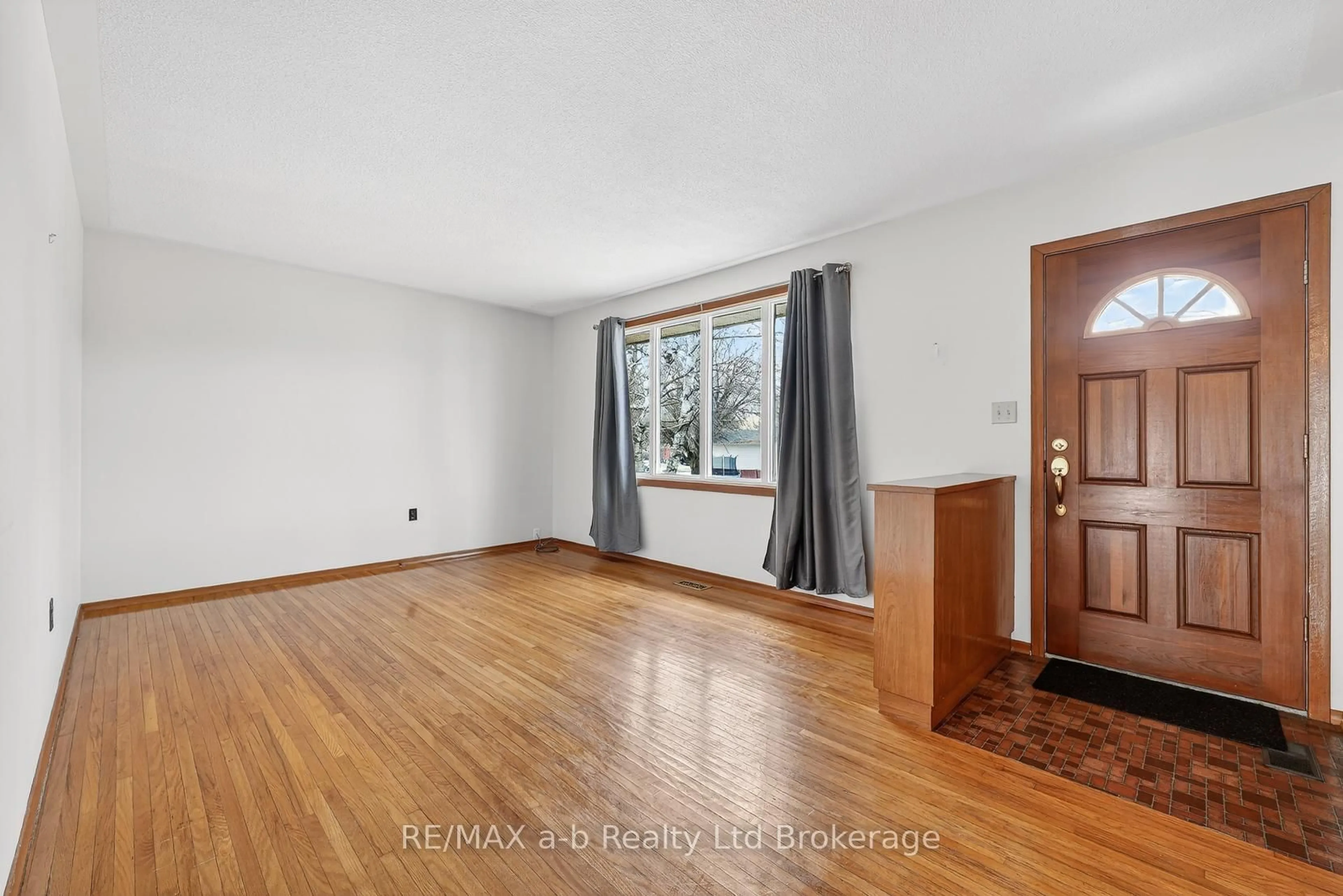 A pic of a room for 42 Princess Park Rd, Ingersoll Ontario N5C 1X8