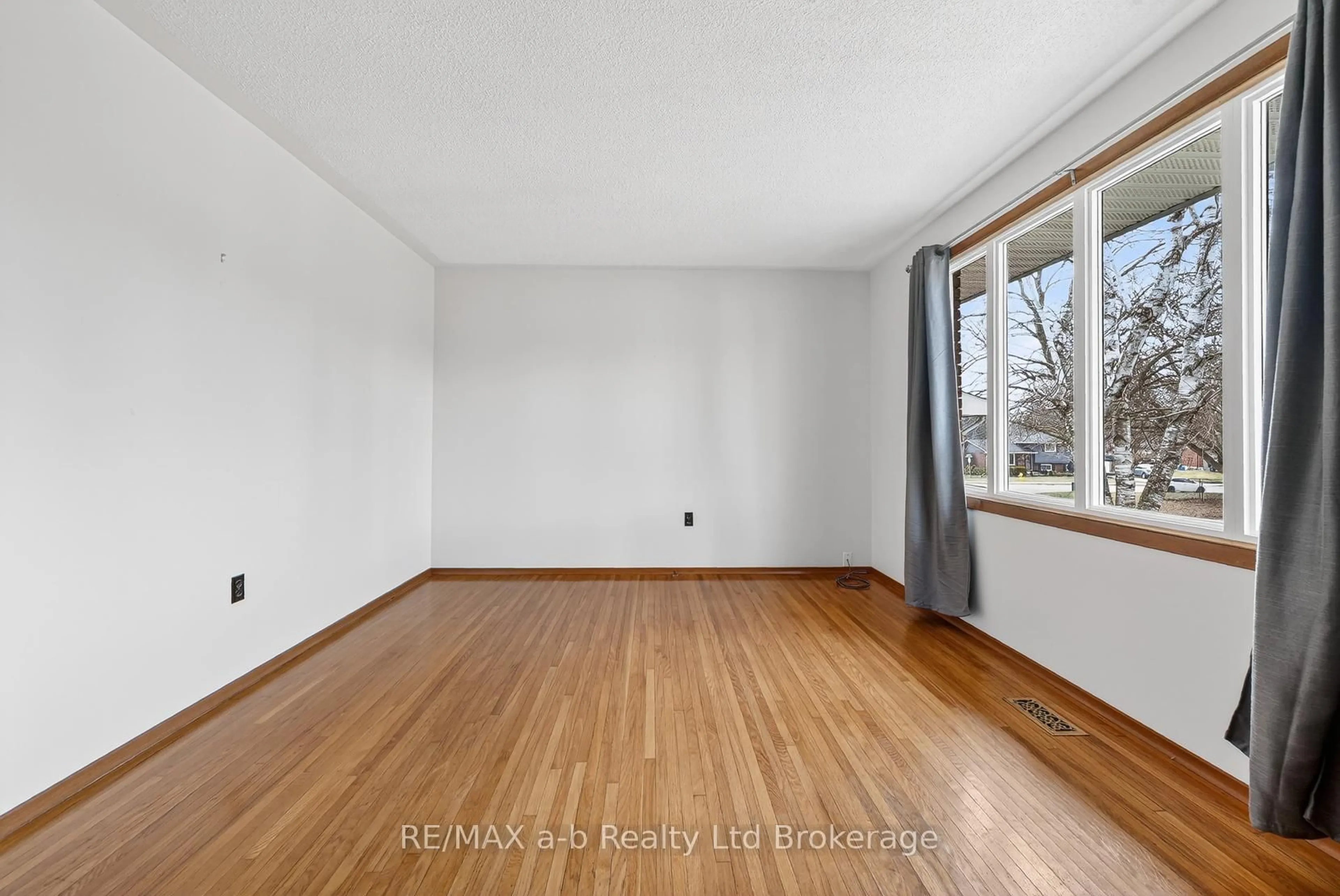 A pic of a room for 42 Princess Park Rd, Ingersoll Ontario N5C 1X8