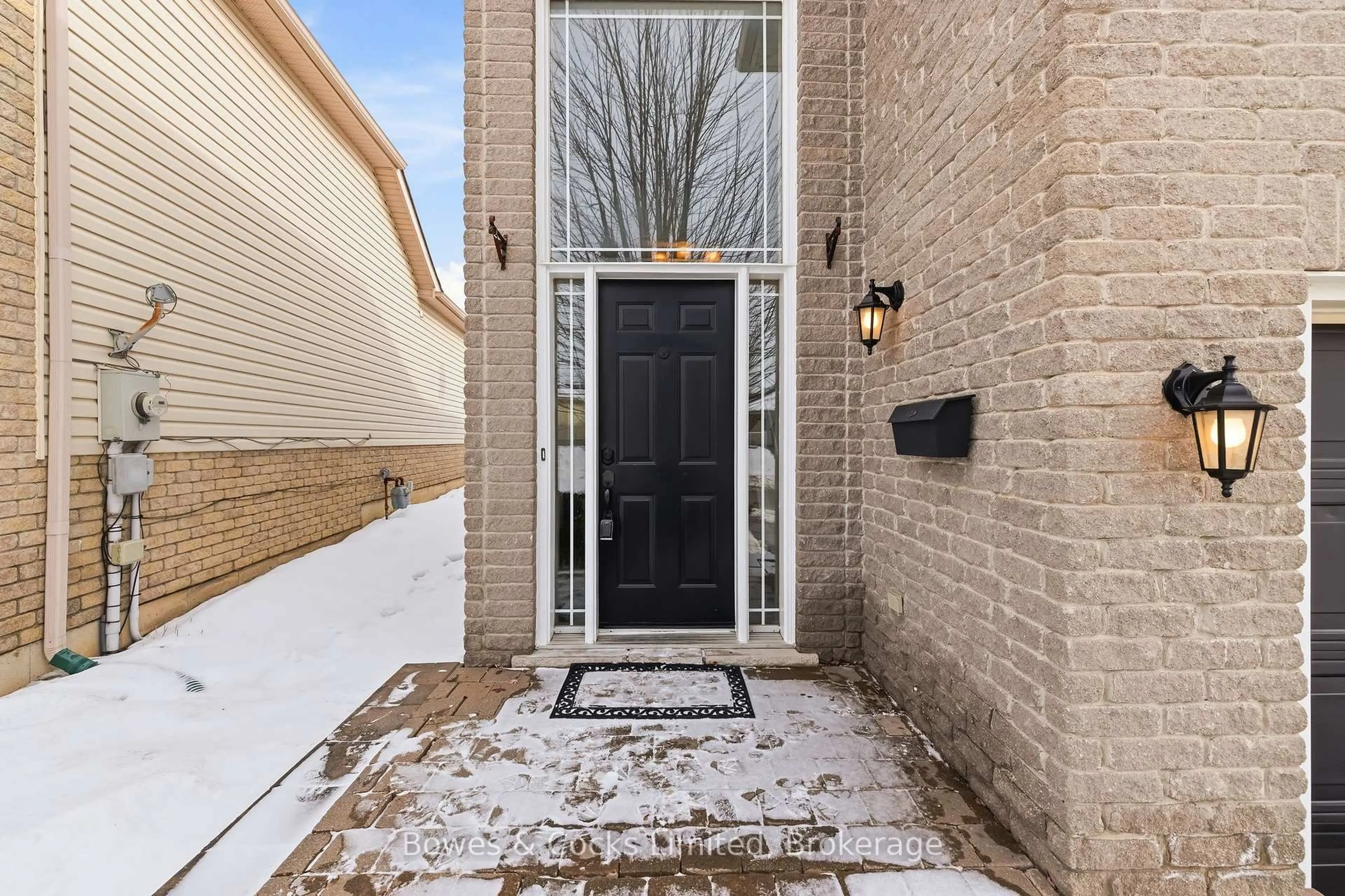 Indoor entryway for 347 Middlefield Rd, Peterborough Ontario K9J 8S4