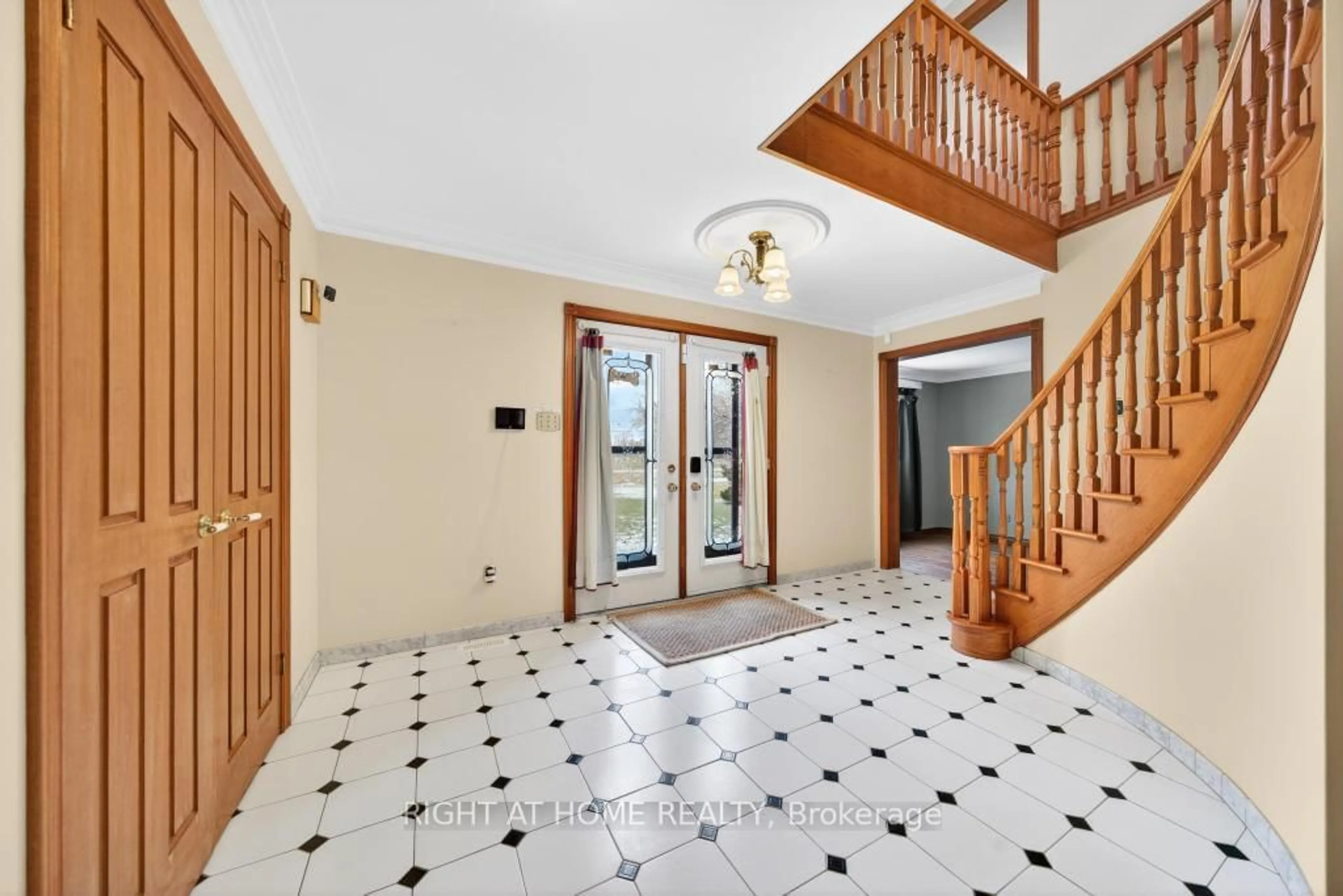 Indoor foyer for 1055 Golf Club Rd, Hamilton Ontario L0R 1P0