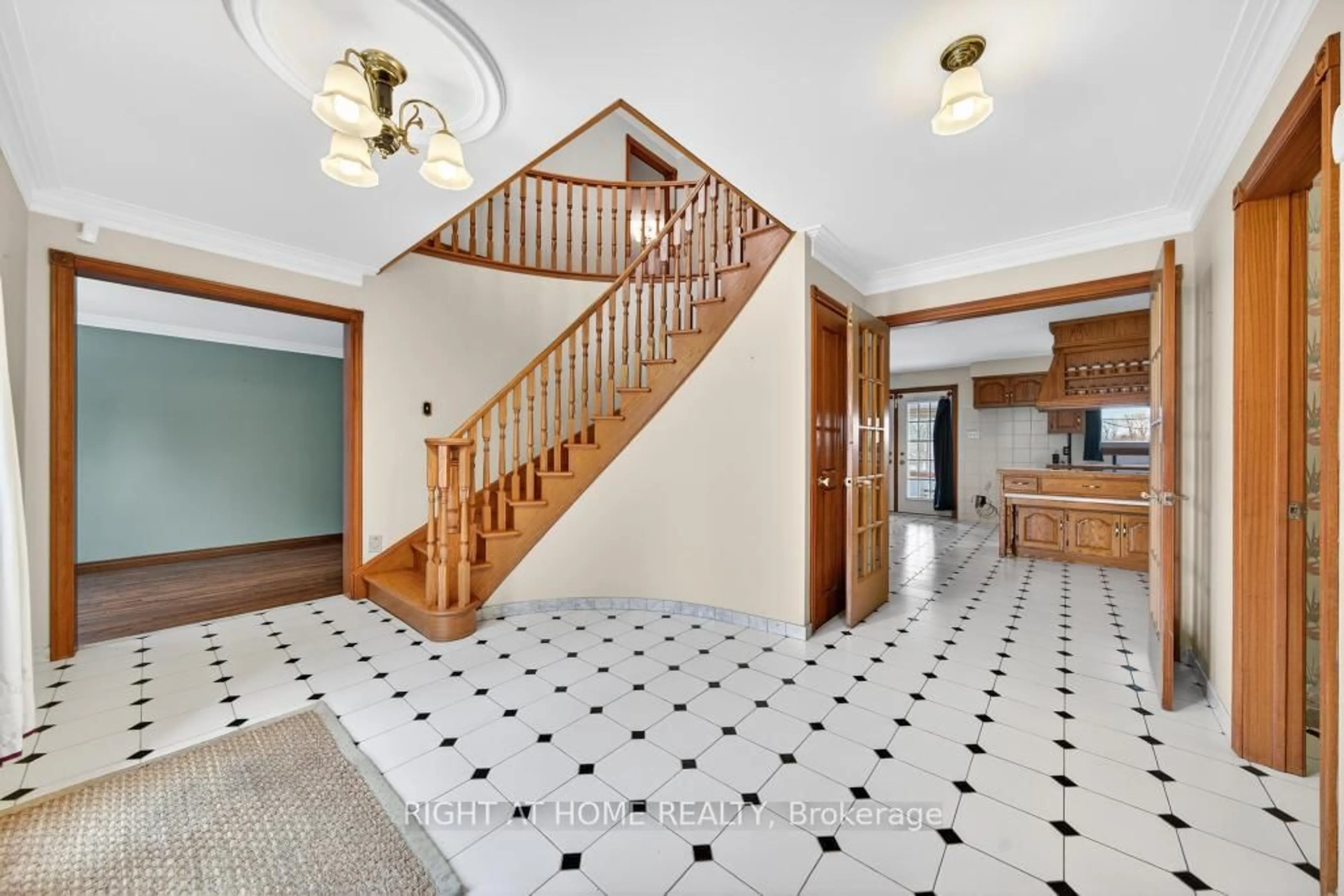 Indoor foyer for 1055 Golf Club Rd, Hamilton Ontario L0R 1P0