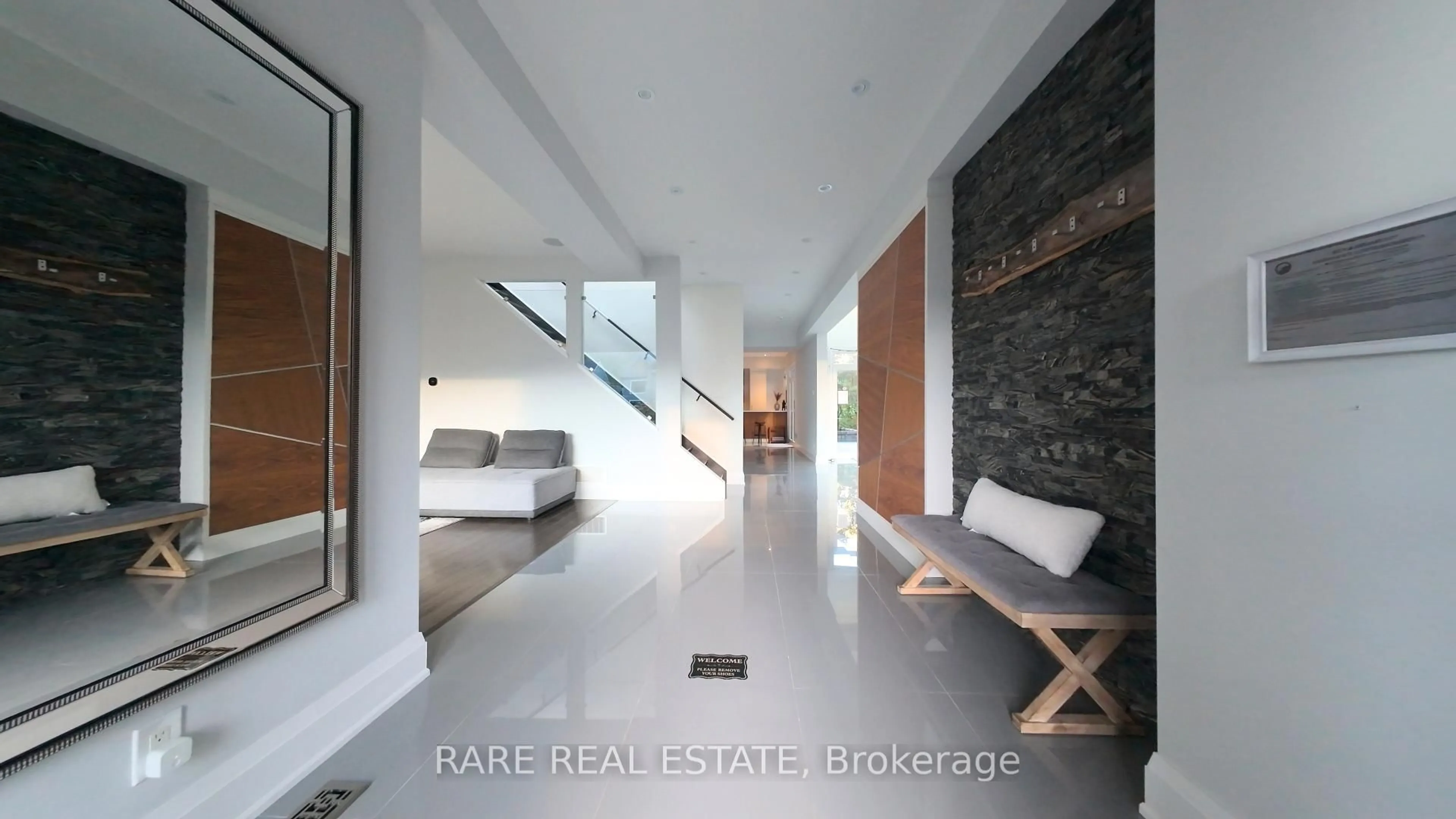 Indoor foyer for 125 Craigmore Cres, Blue Mountains Ontario L9Y 0N6