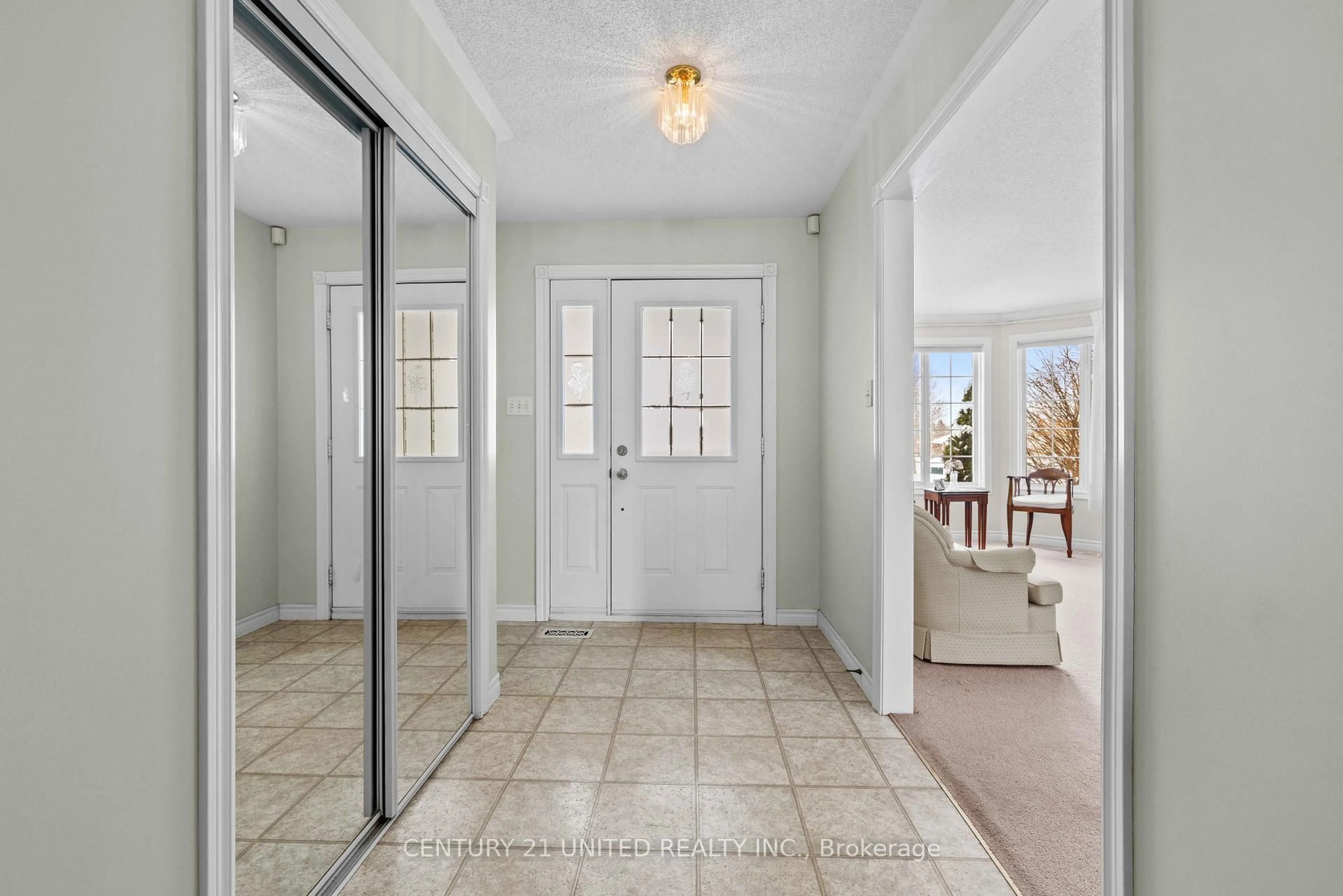 Indoor entryway for 2903 Jennifer Dr, Peterborough Ontario K9L 1Z5