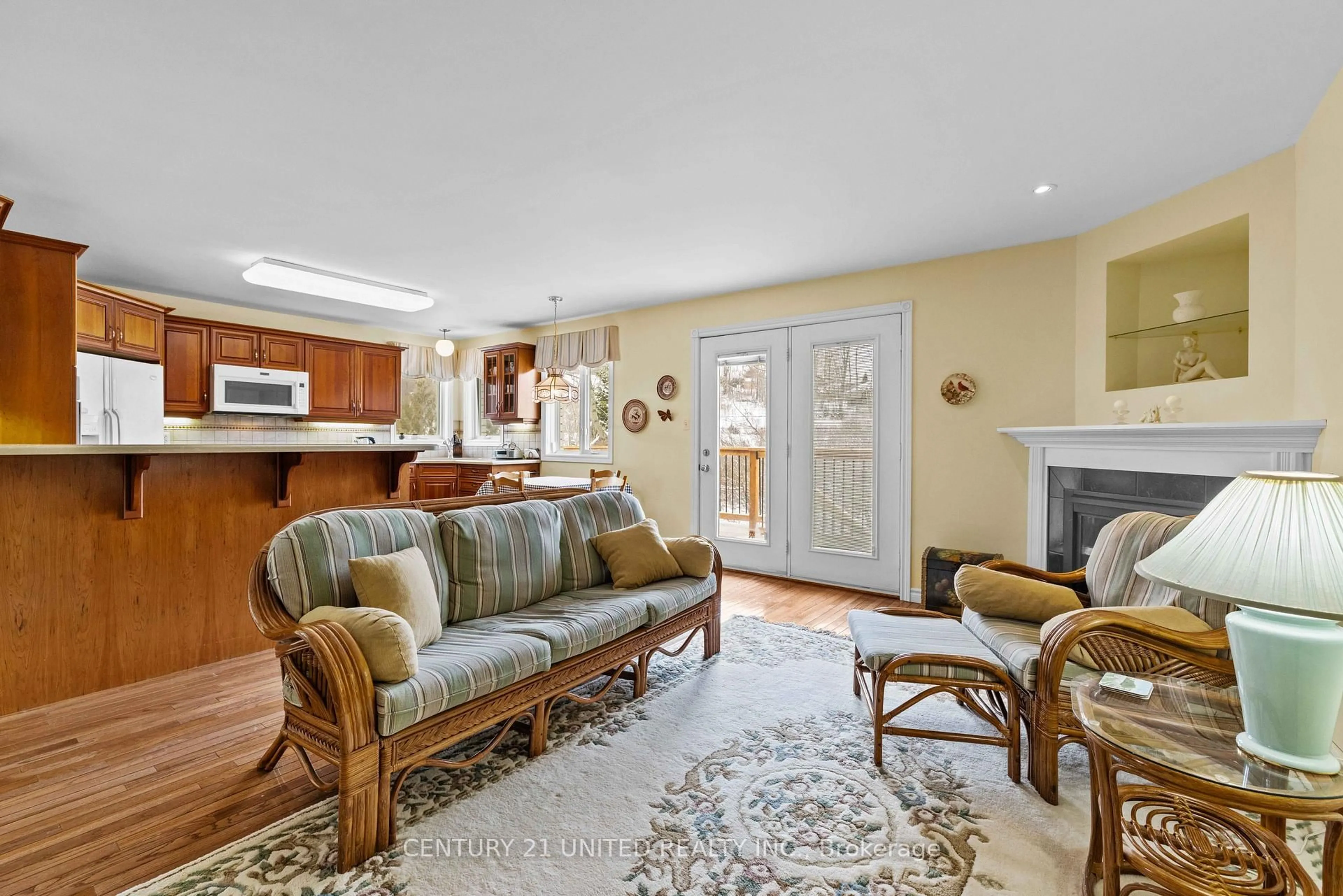 Living room with furniture, unknown for 2903 Jennifer Dr, Peterborough Ontario K9L 1Z5