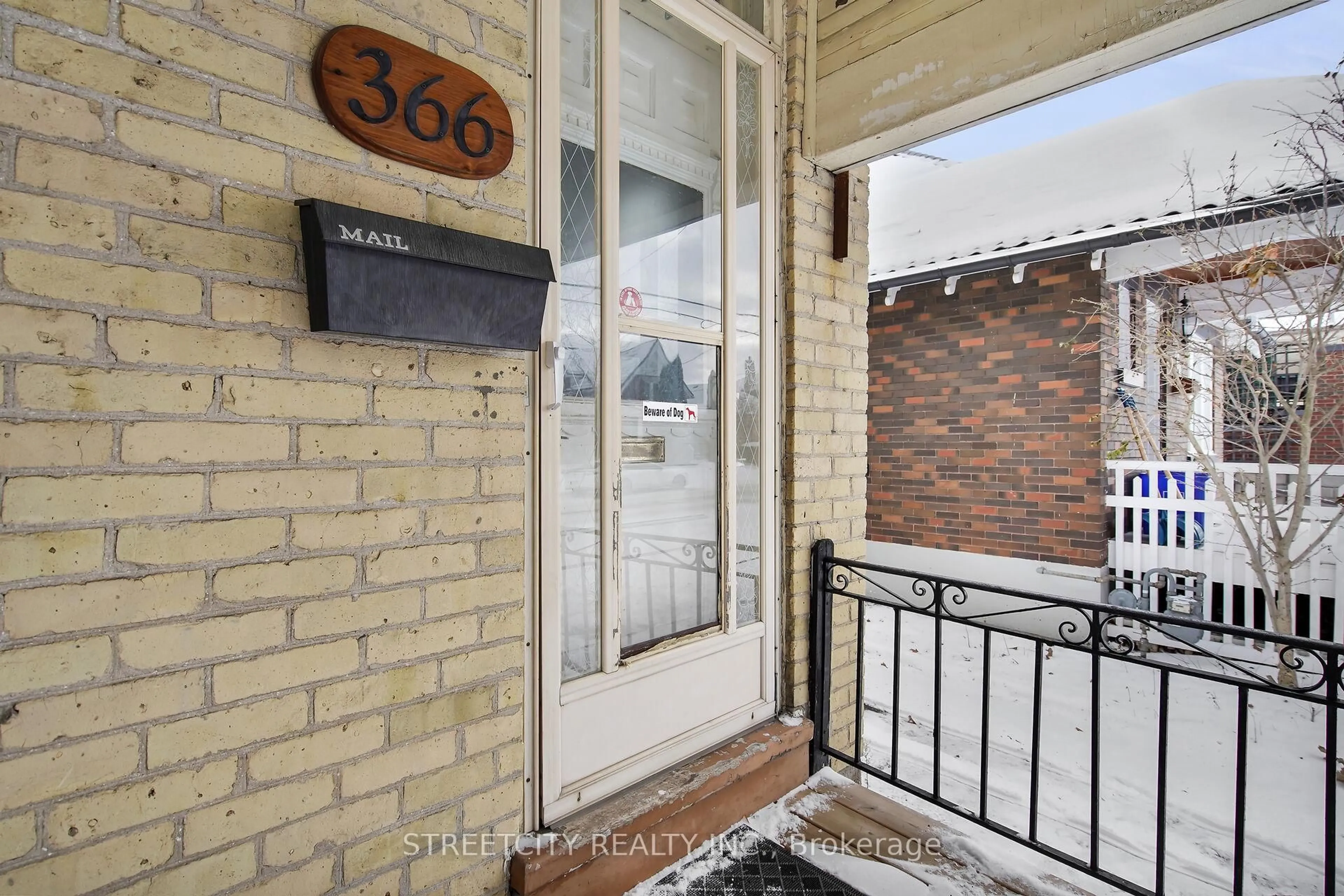 Indoor entryway for 366 Ashland Ave, London East Ontario N5W 4E8