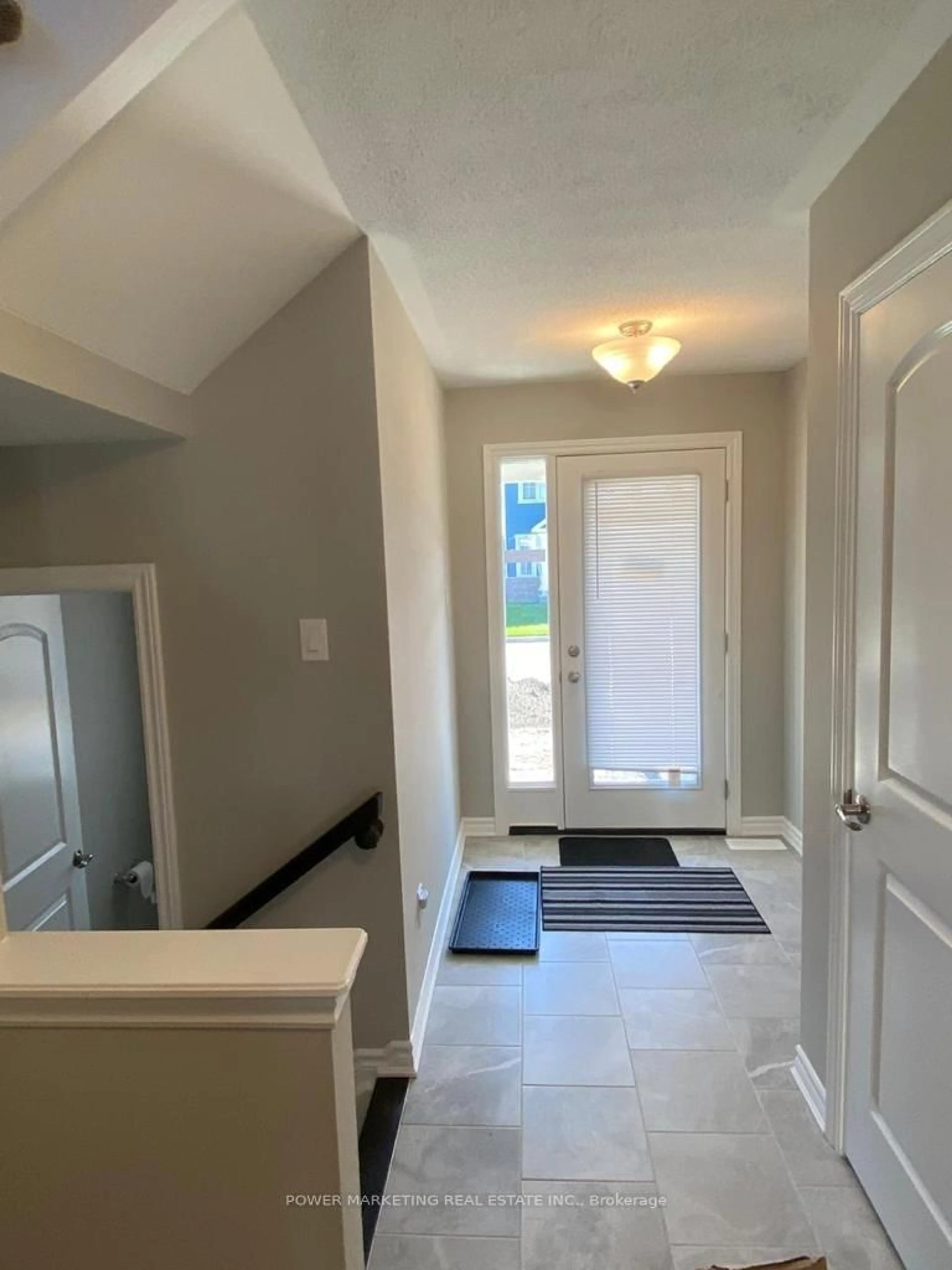 Indoor entryway for 507 NORDMANN FIR Crt, Ottawa Ontario K2V 0N5