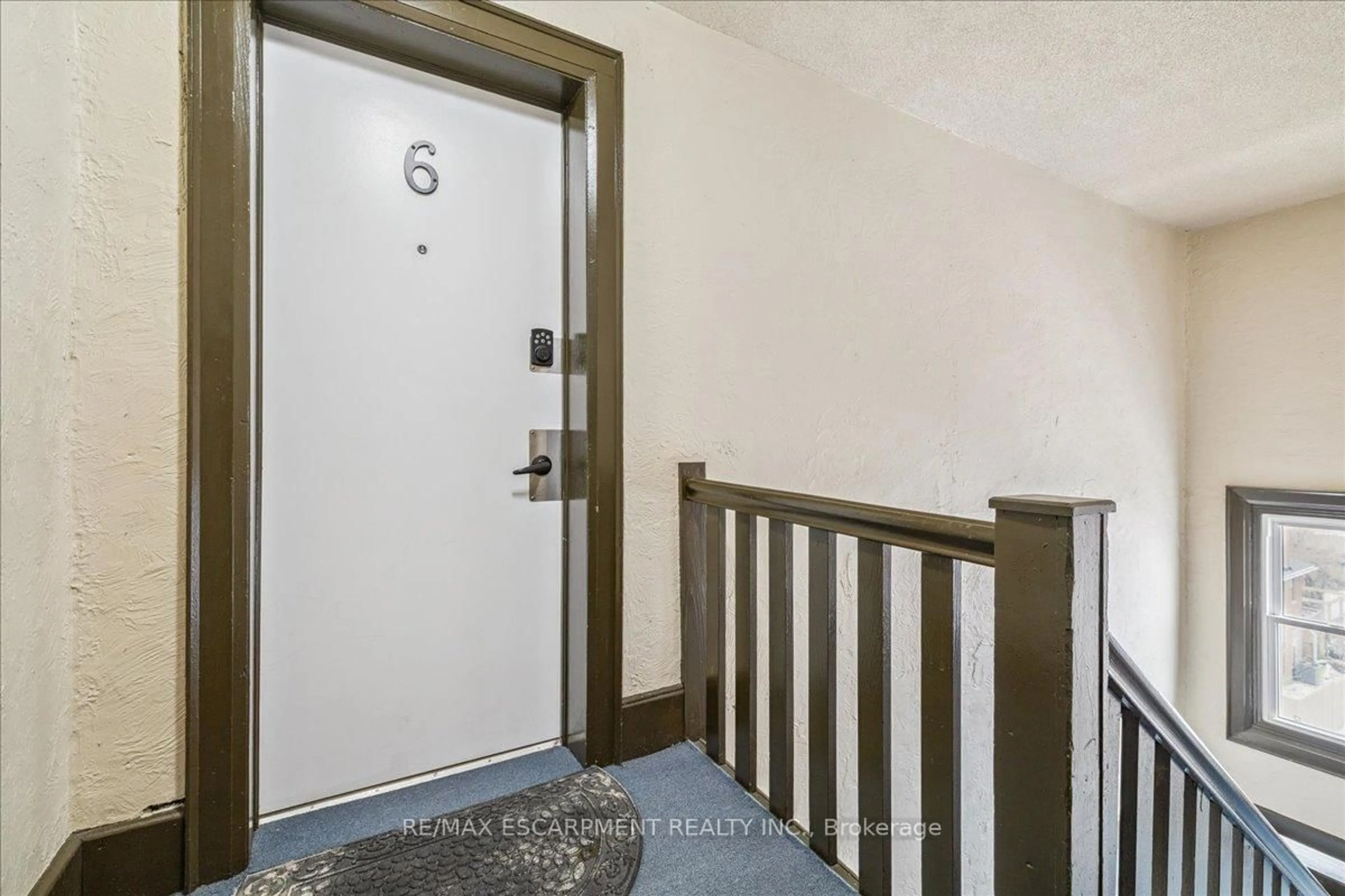 Indoor entryway for 21 Mountwood Ave #6, Hamilton Ontario L8N 2G8