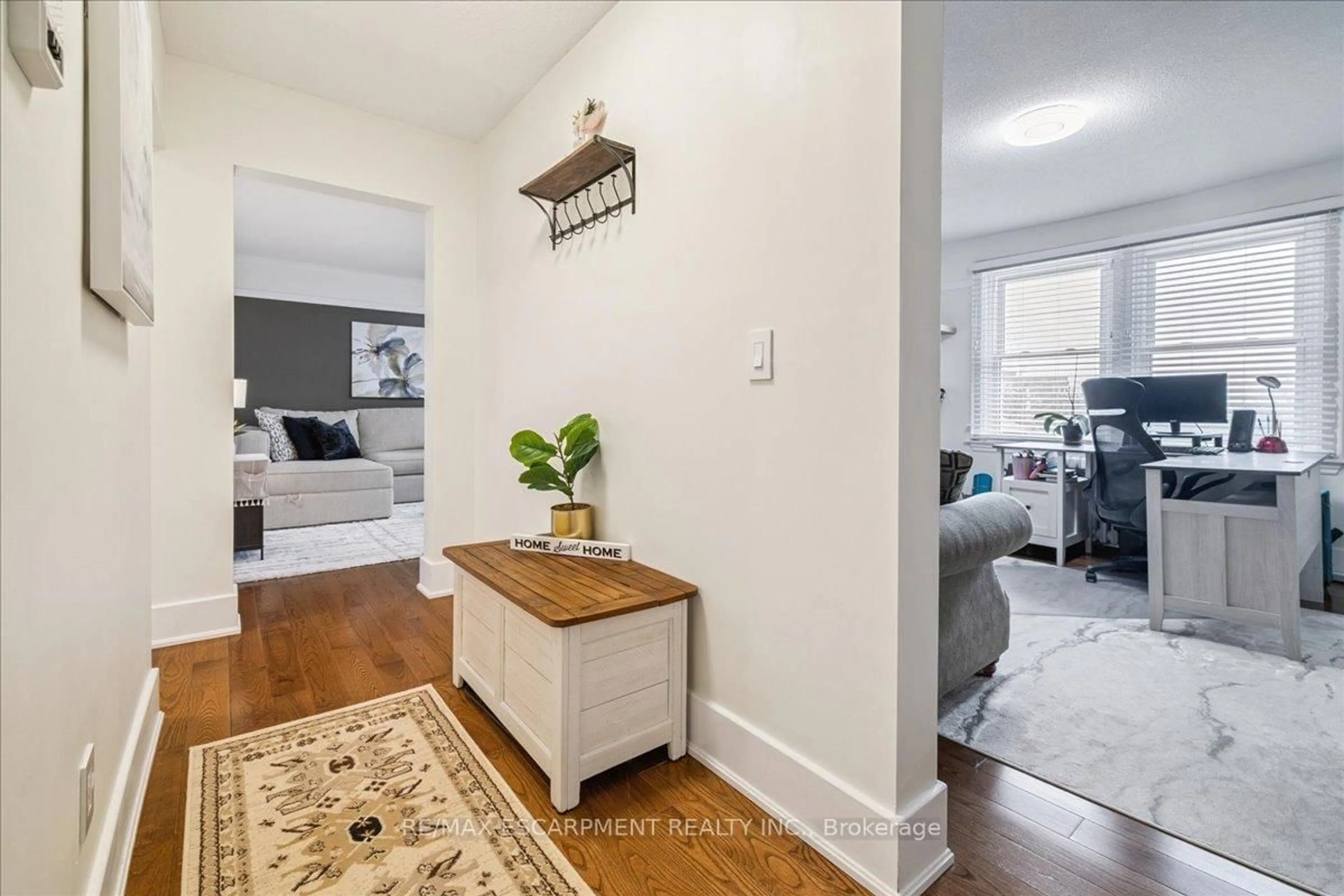 Indoor entryway for 21 Mountwood Ave #6, Hamilton Ontario L8N 2G8