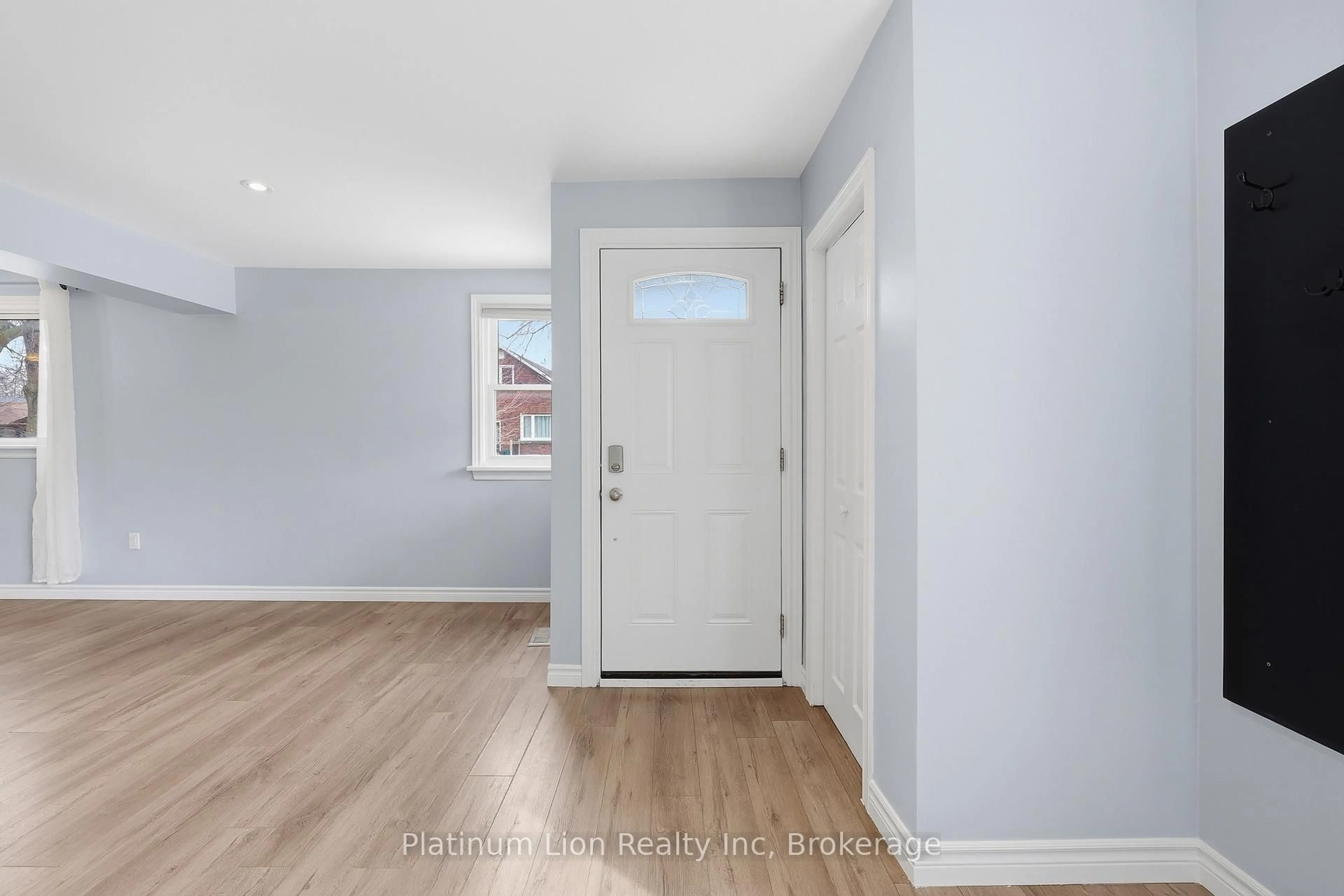 Indoor entryway for 6581 Riall St, Niagara Falls Ontario L2J 1Z4