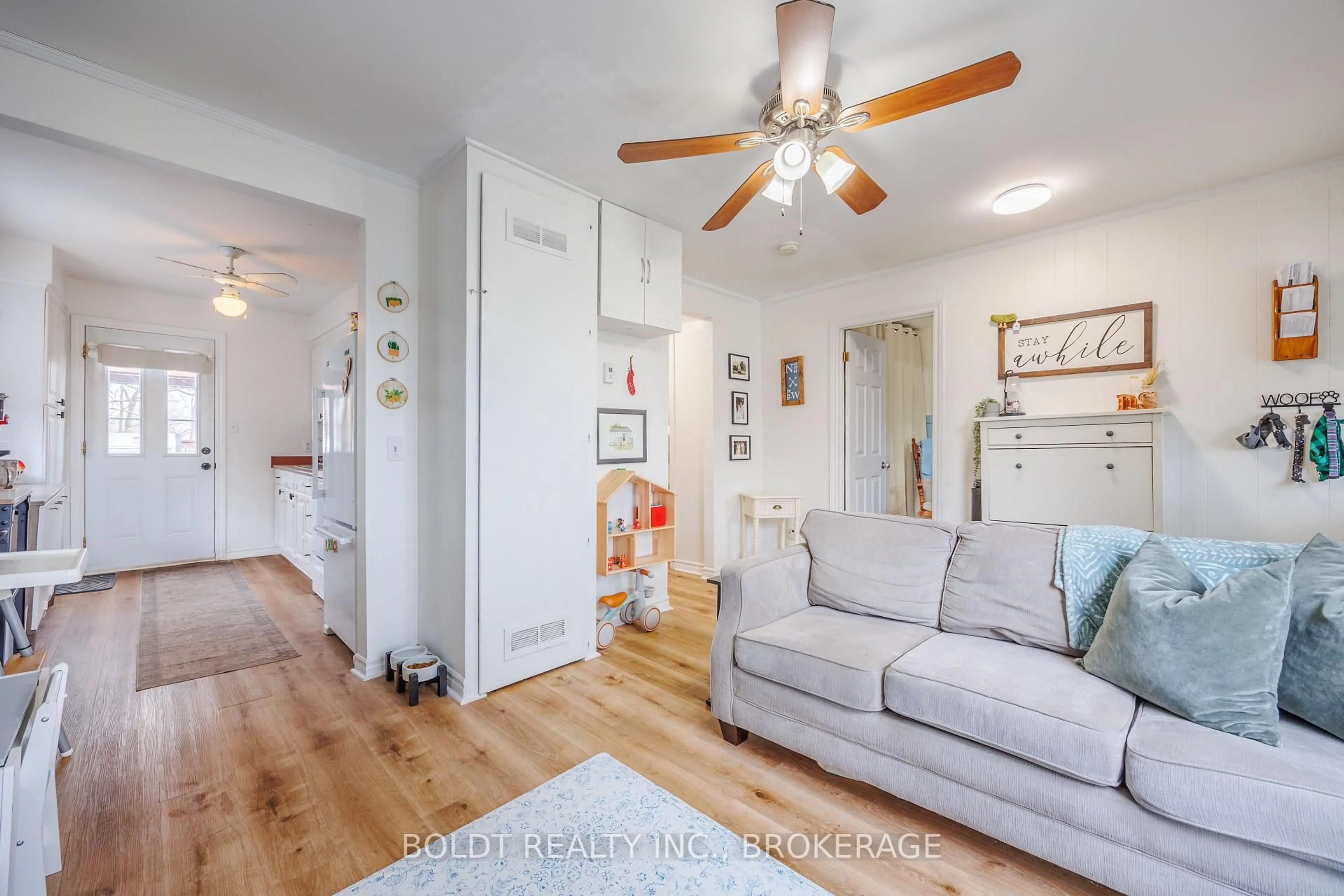 Living room with furniture, wood/laminate floor for 5 Nelles Rd, Welland Ontario L3B 2P1