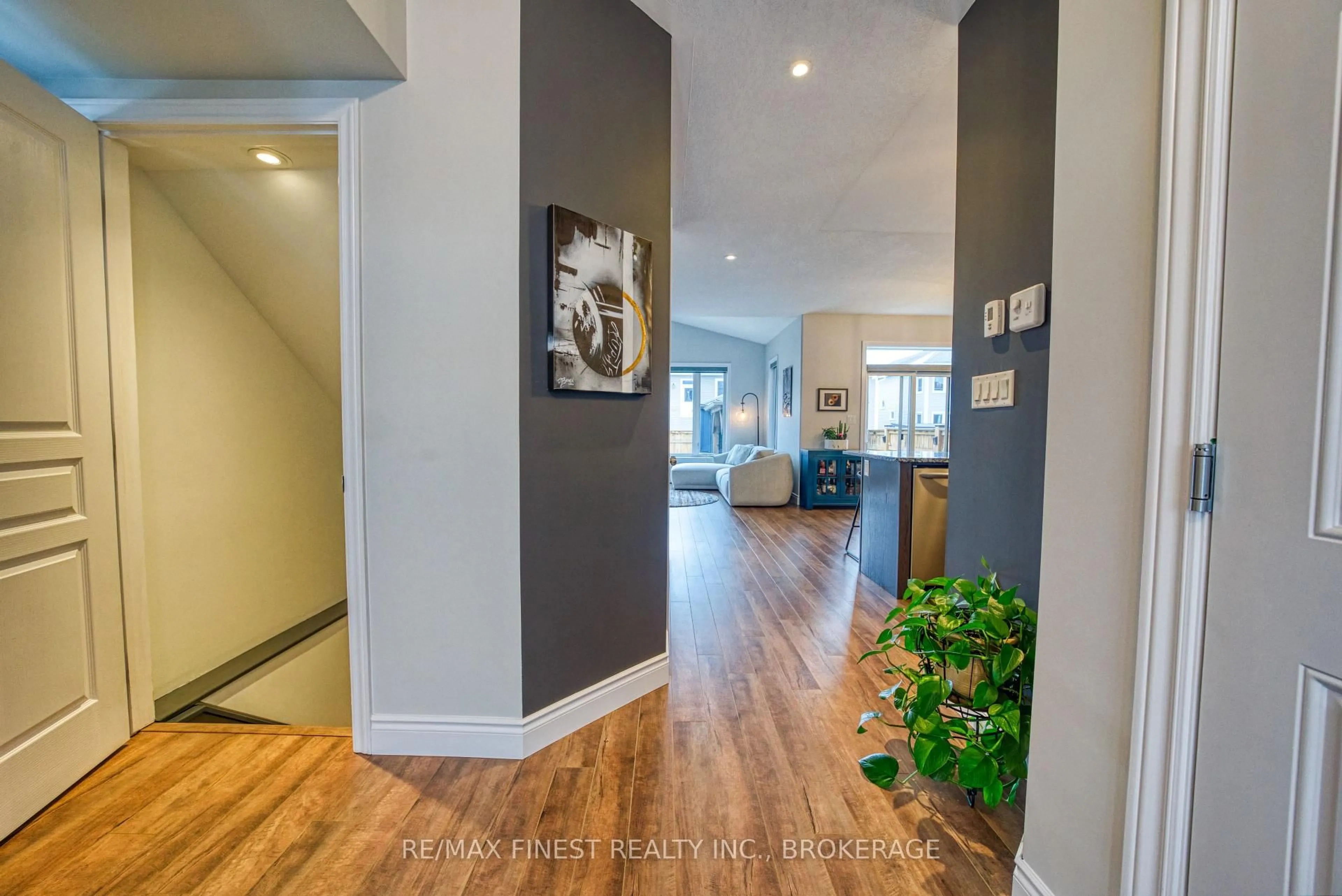 Indoor entryway for 124 Hazlett St, Bath Ontario K0H 1G0