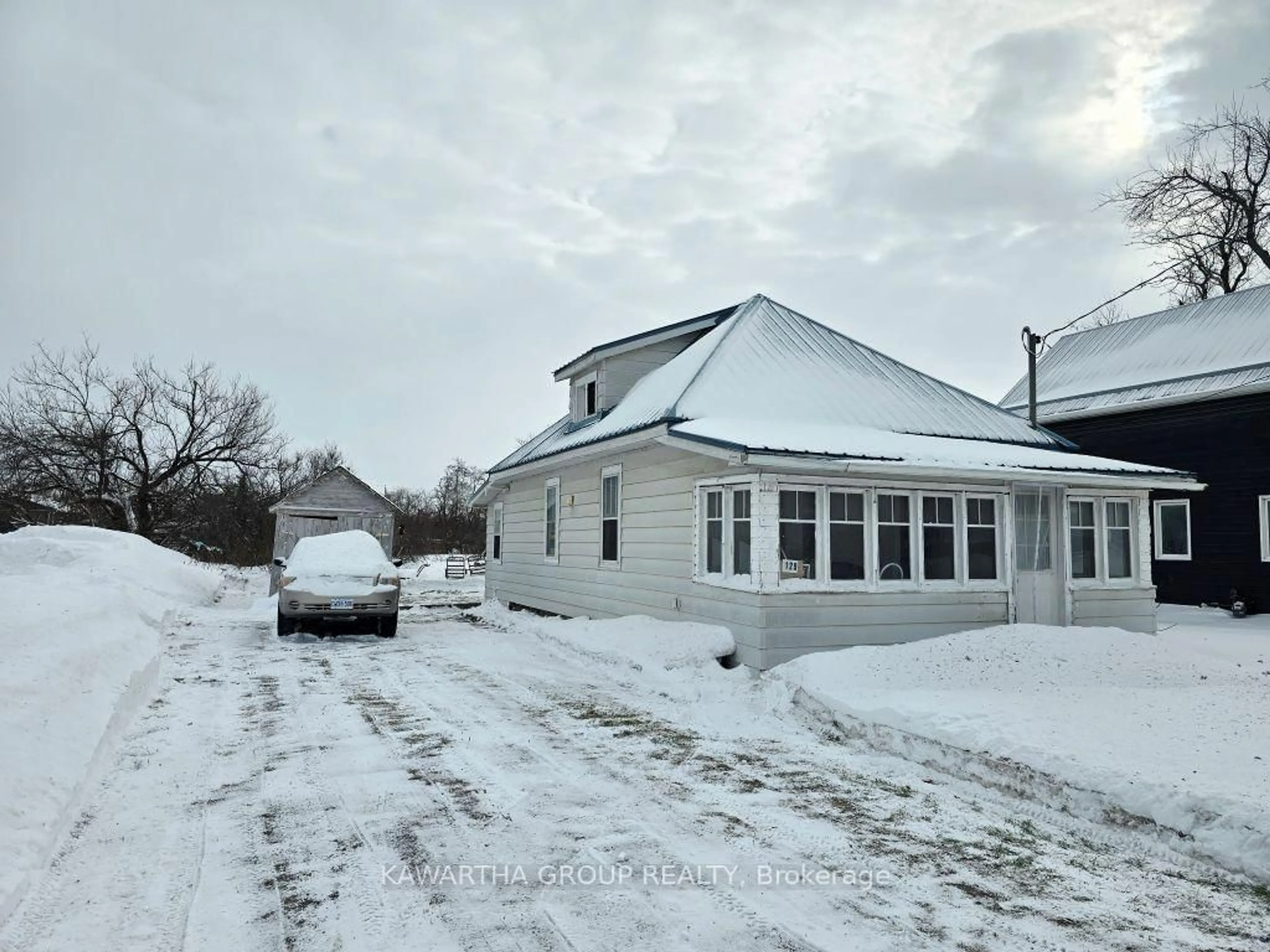 A pic from outside/outdoor area/front of a property/back of a property/a pic from drone, street for 129 Lindsay St, Kawartha Lakes Ontario K0M 1N0