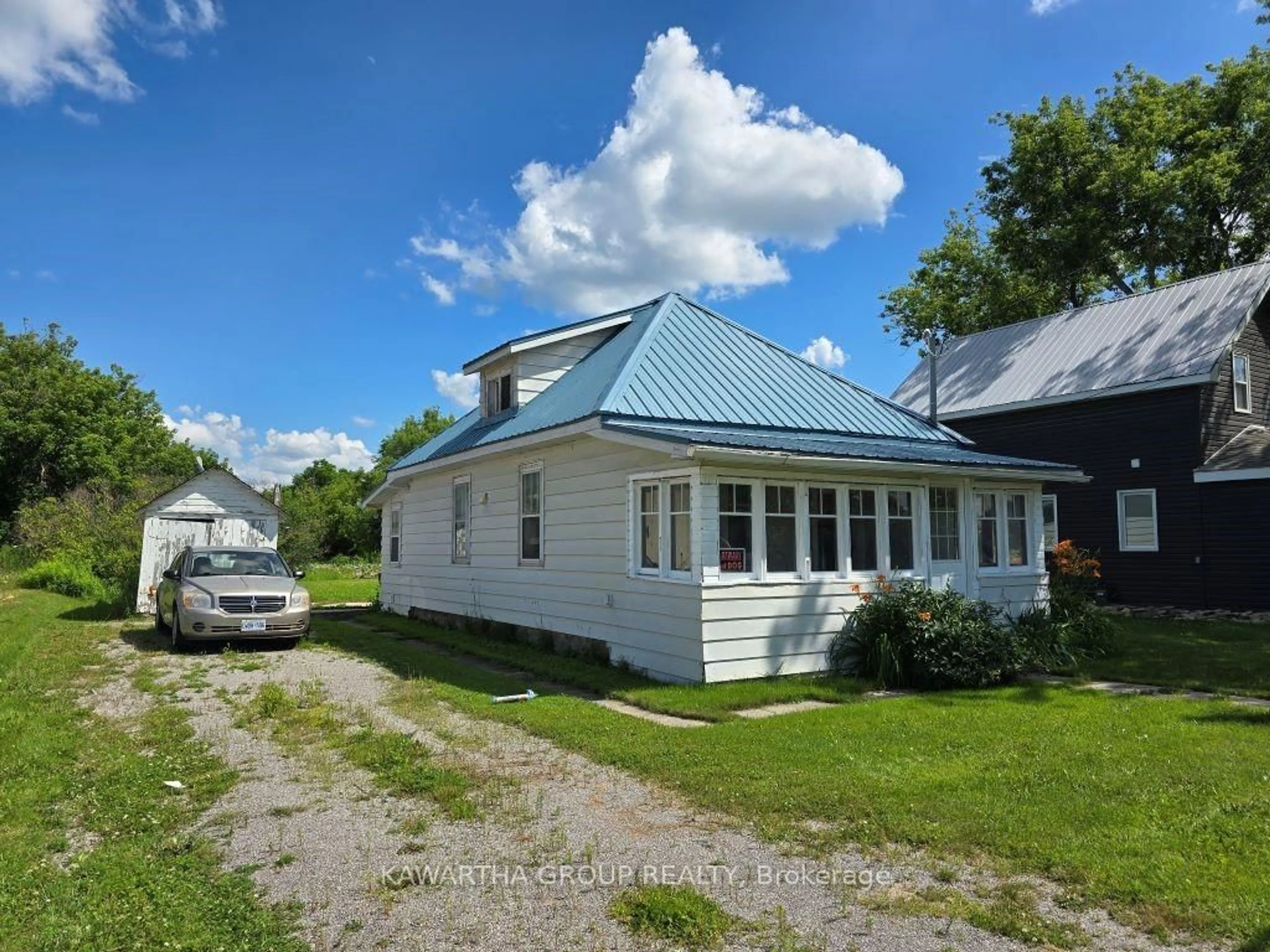 A pic from outside/outdoor area/front of a property/back of a property/a pic from drone, building for 129 Lindsay St, Kawartha Lakes Ontario K0M 1N0