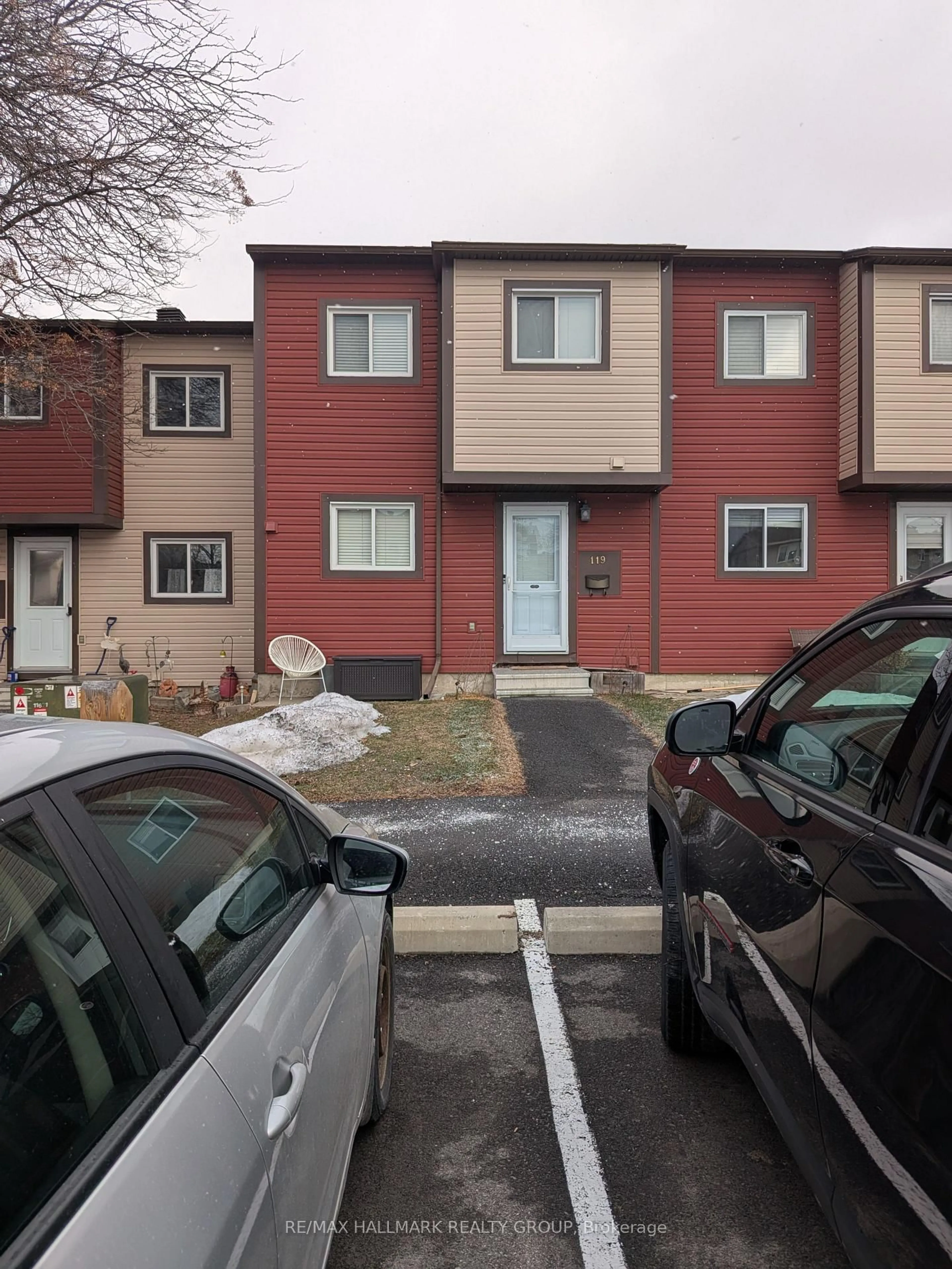A pic from outside/outdoor area/front of a property/back of a property/a pic from drone, street for 119 Teal Cres, Orleans Ontario K1E 2C1