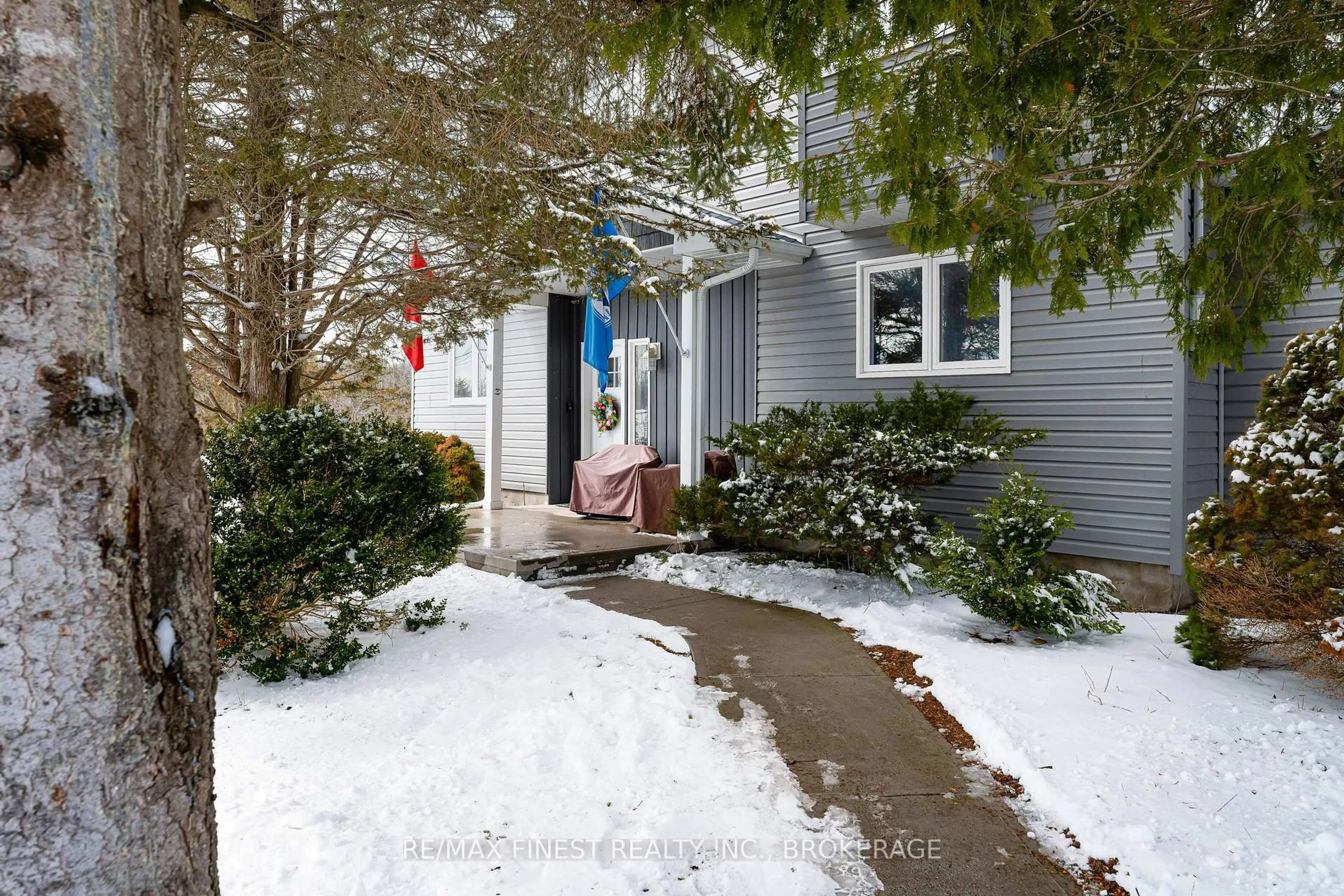Indoor entryway for 463 Mud Lake Rd, Bissett Creek Ontario K0H 2H0