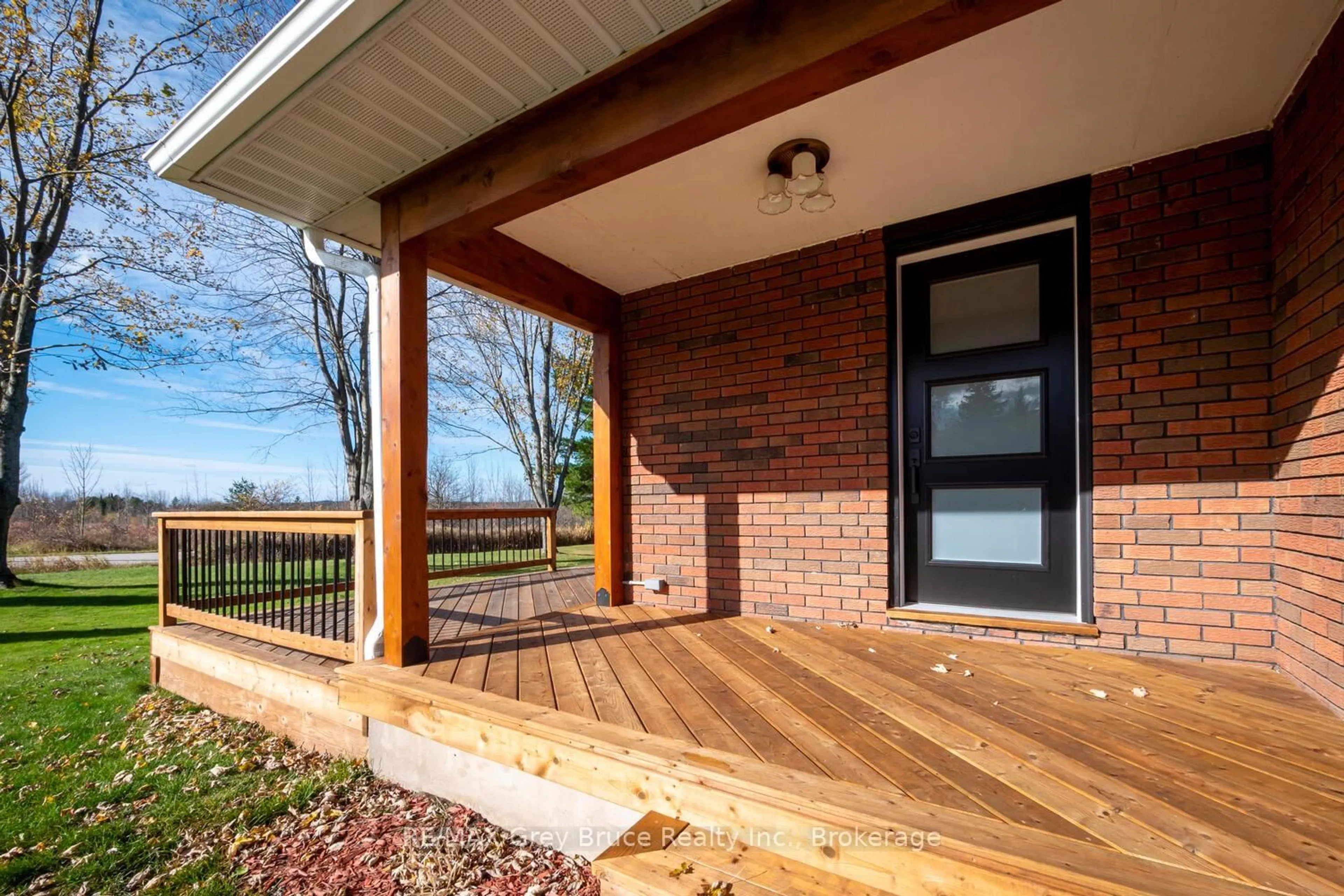 Unknown for 105 John St, Georgian Bluffs Ontario N0H 2T0